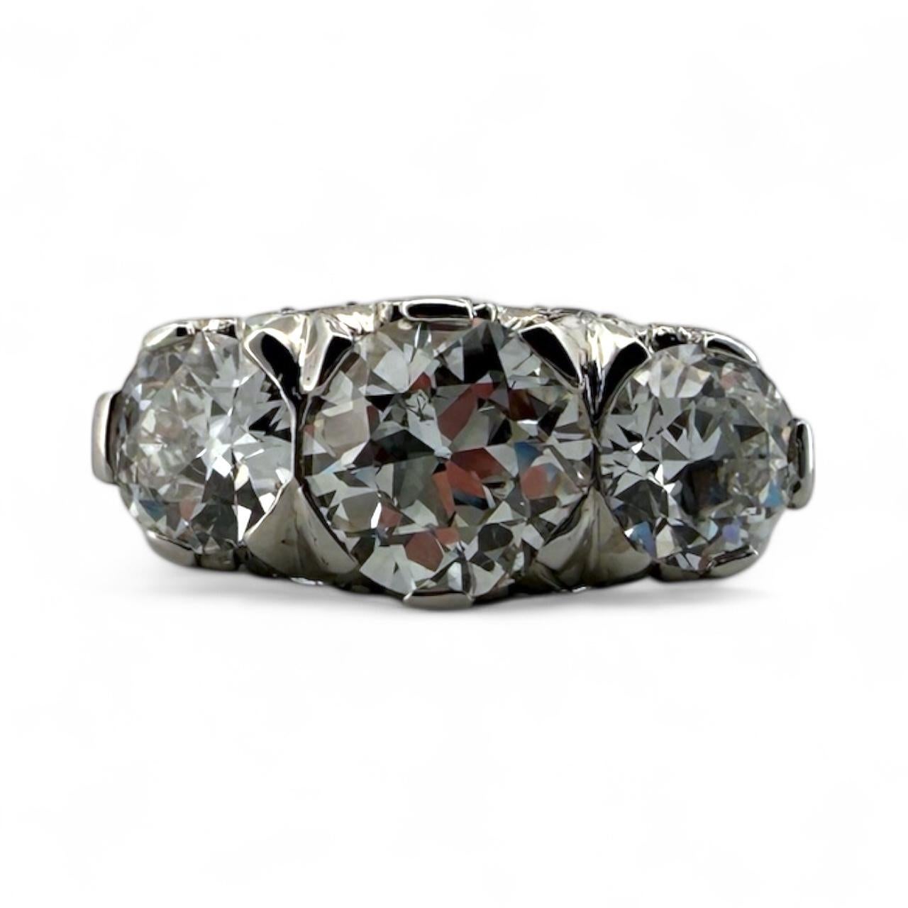 Anello di fidanzamento in platino a tre pietre con diamante d'epoca edoardiana da 3 CTW In condizioni ottime in vendita a Montgomery, AL