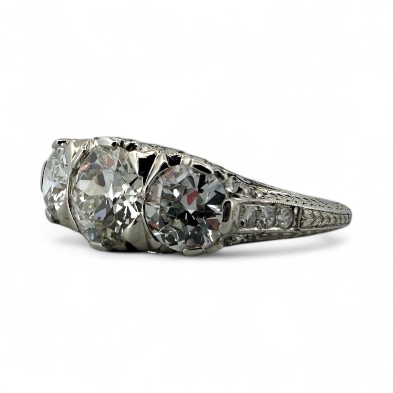 Donna Anello di fidanzamento in platino a tre pietre con diamante d'epoca edoardiana da 3 CTW in vendita