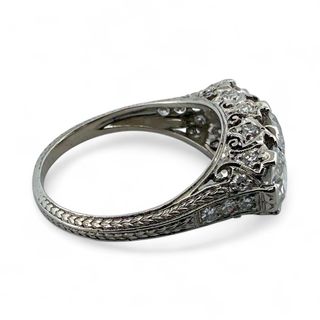 Anello di fidanzamento in platino a tre pietre con diamante d'epoca edoardiana da 3 CTW in vendita 1