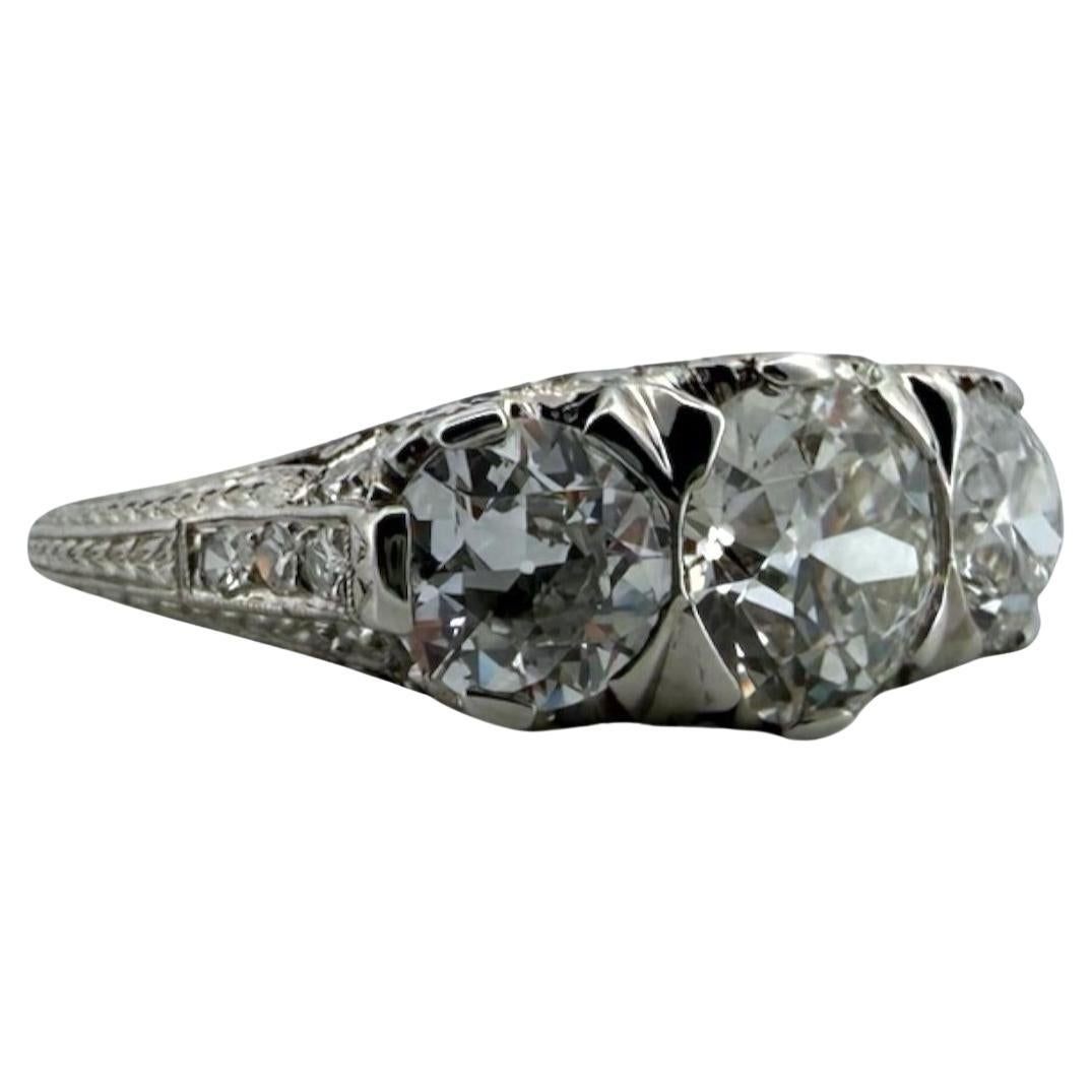 Anello di fidanzamento in platino a tre pietre con diamante d'epoca edoardiana da 3 CTW in vendita