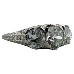 Anello di fidanzamento in platino a tre pietre con diamante d'epoca edoardiana da 3 CTW