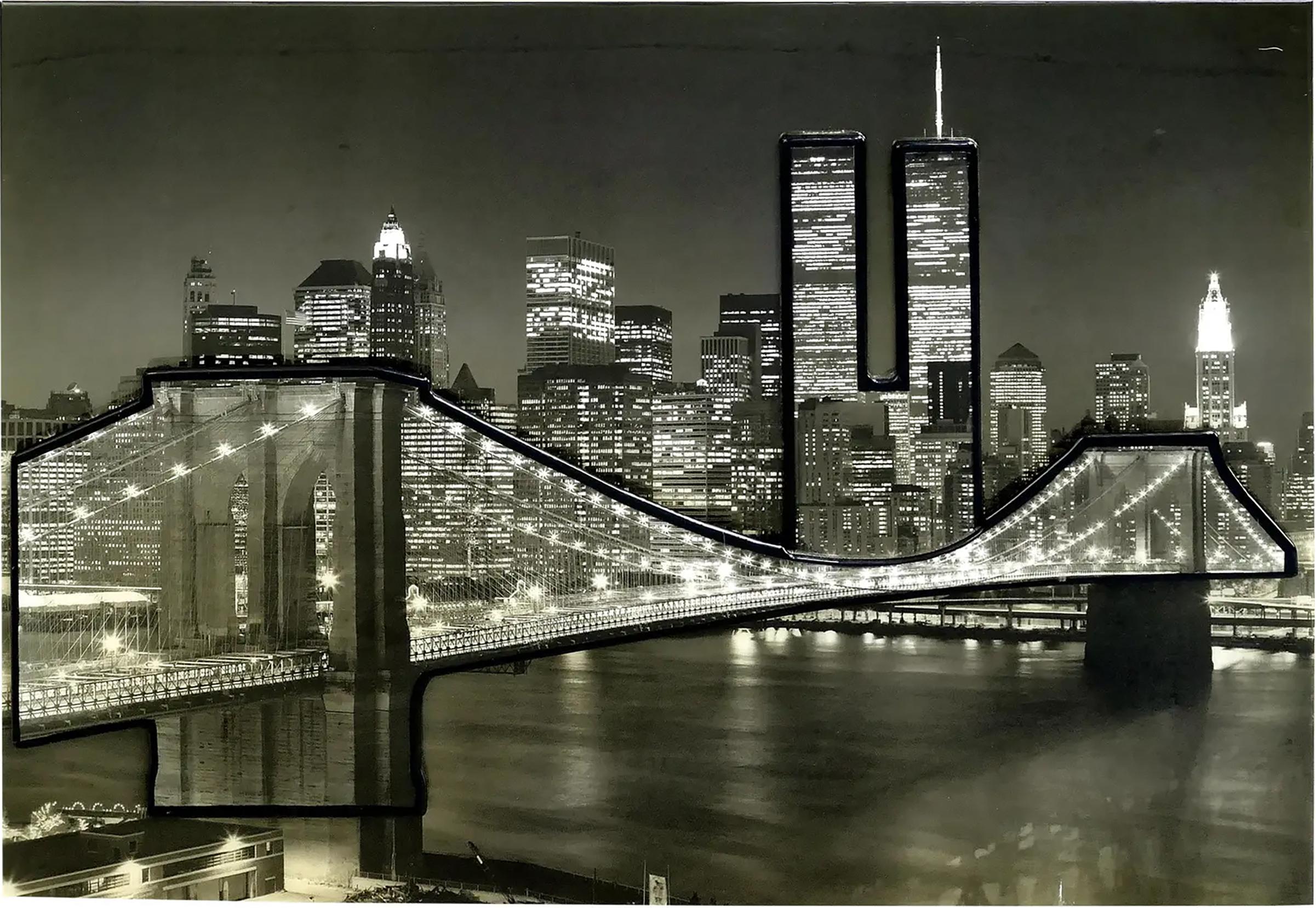 




Gerahmtes dreidimensionales Foto der Skyline von New York City mit den Zwillingstürmen 

Zum Verkauf angeboten wird eine gerahmte übergroße Schwarz-Weiß-Fotografie von New York City mit der Brooklyn Bridge und einem Blick auf die Twin Towers in