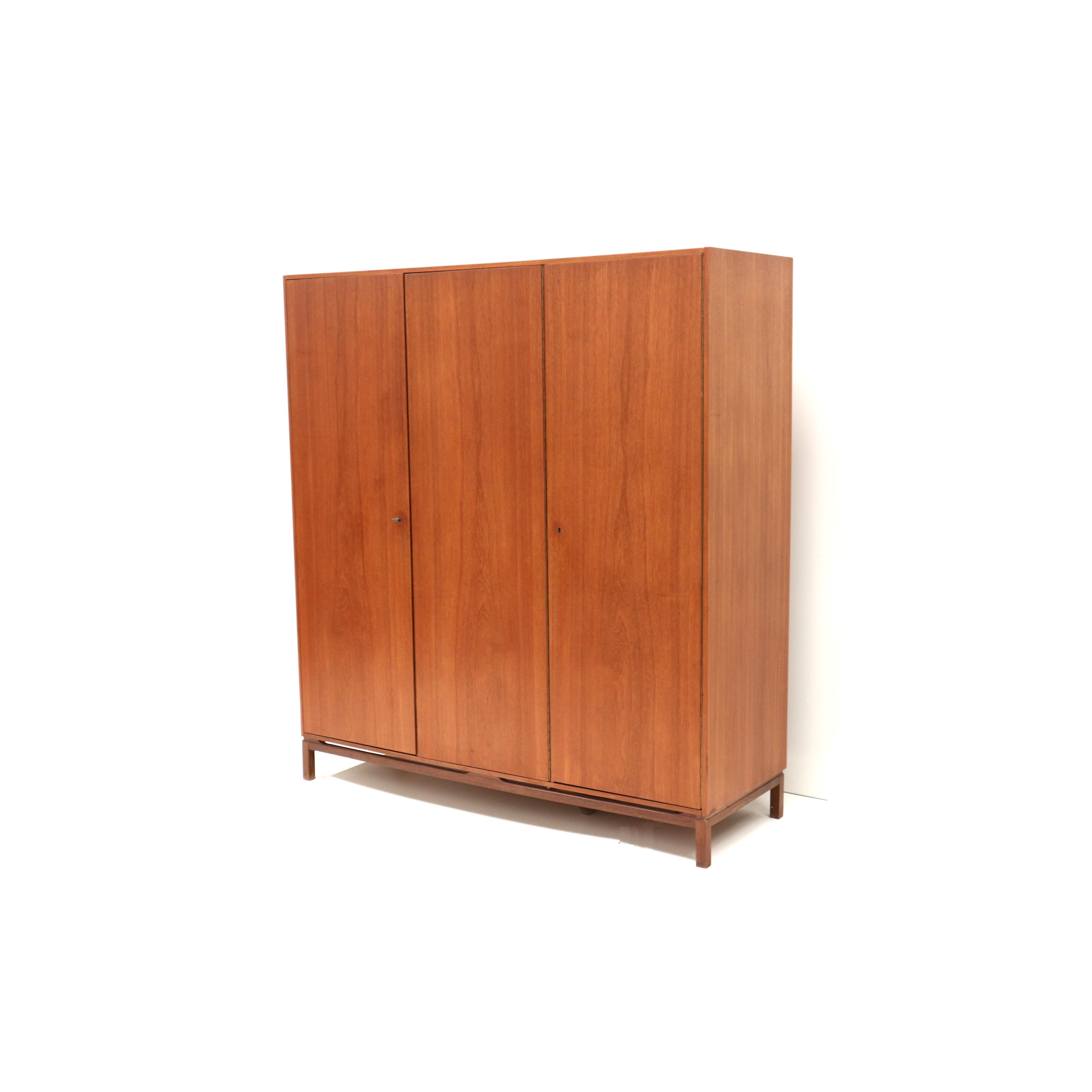 Armario vintage de 3 puertas fabricado en los años 60.

Este armario vintage de 3 puertas de los años 60 combina un diseño atemporal con una funcionalidad práctica. El armario, que ofrece un generoso espacio de almacenamiento tras sus tres puertas,