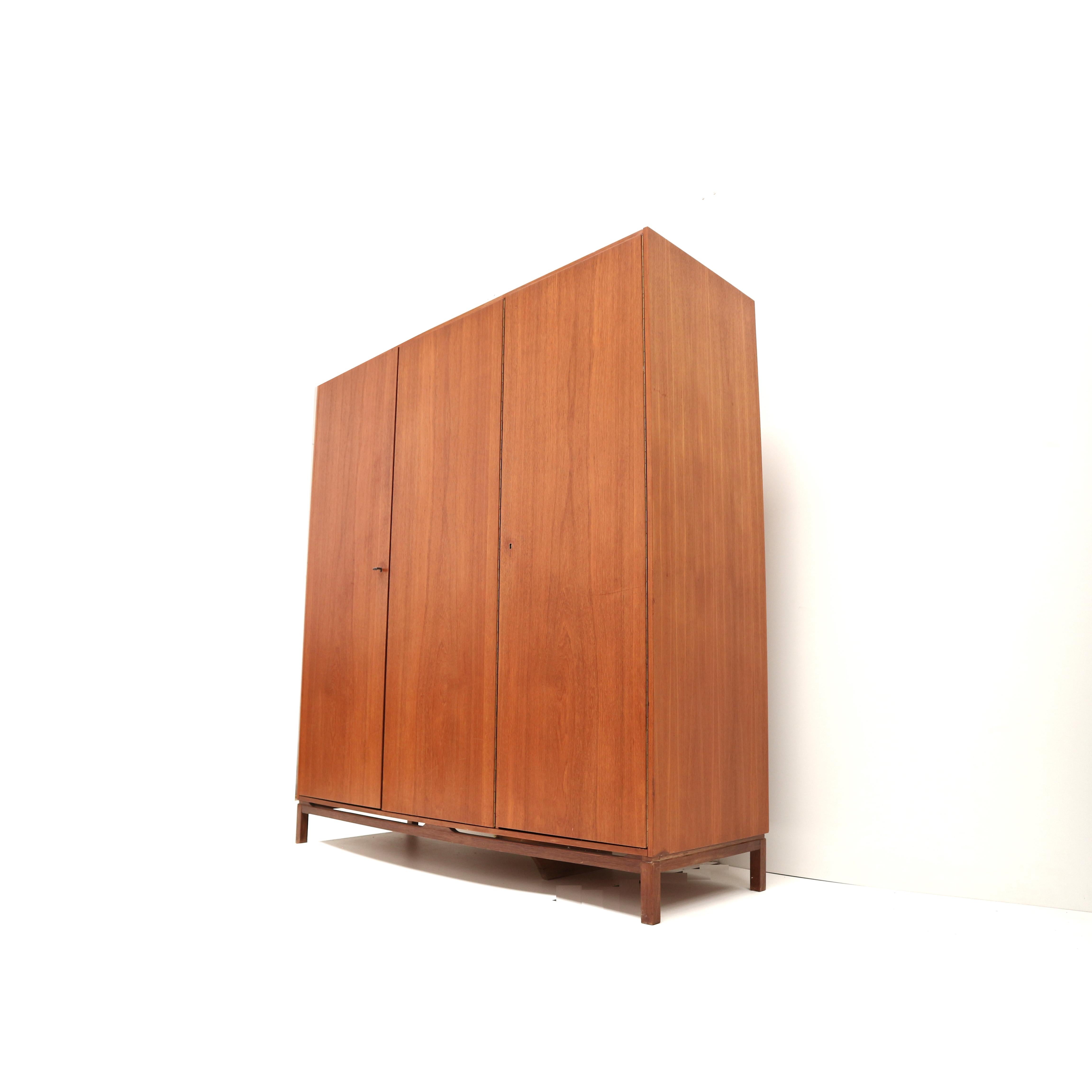 Armario vintage de 3 puertas fabricado en los años 60 Escandinavo moderno en venta