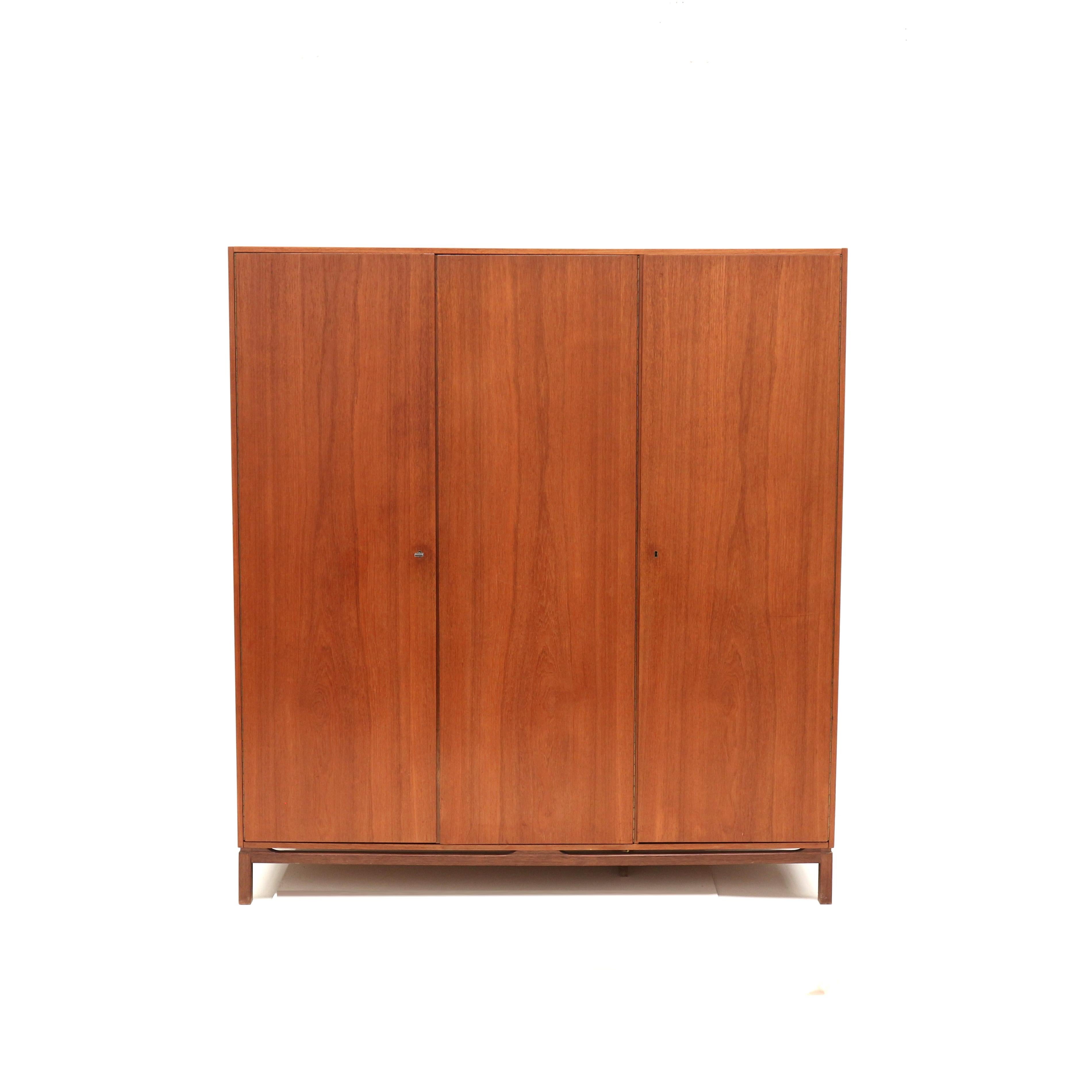 Armario vintage de 3 puertas fabricado en los años 60 en Bueno estado para la venta en Breda, NB