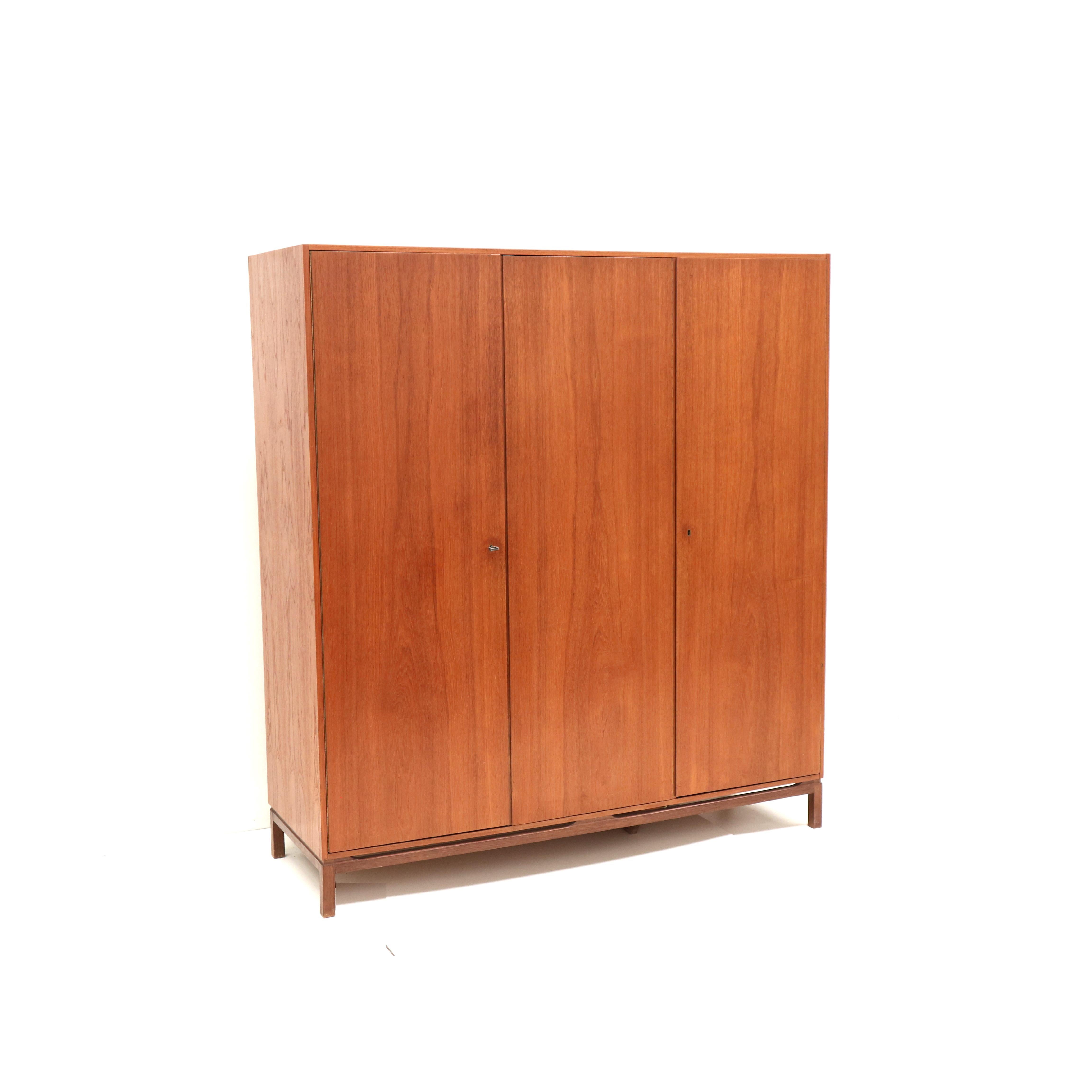 Armario vintage de 3 puertas fabricado en los años 60 mediados del siglo XX en venta