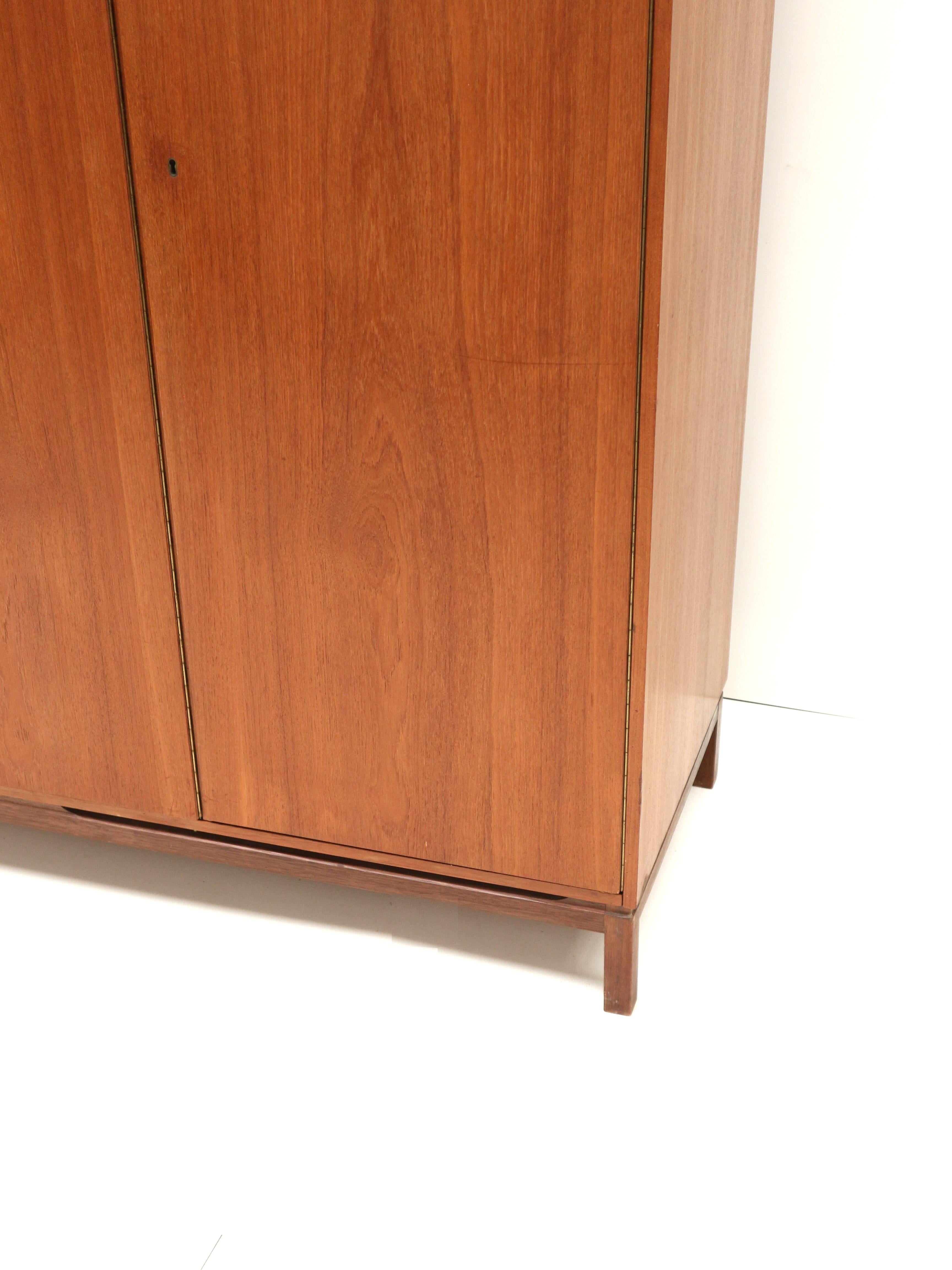 Armario vintage de 3 puertas fabricado en los años 60 Madera en venta