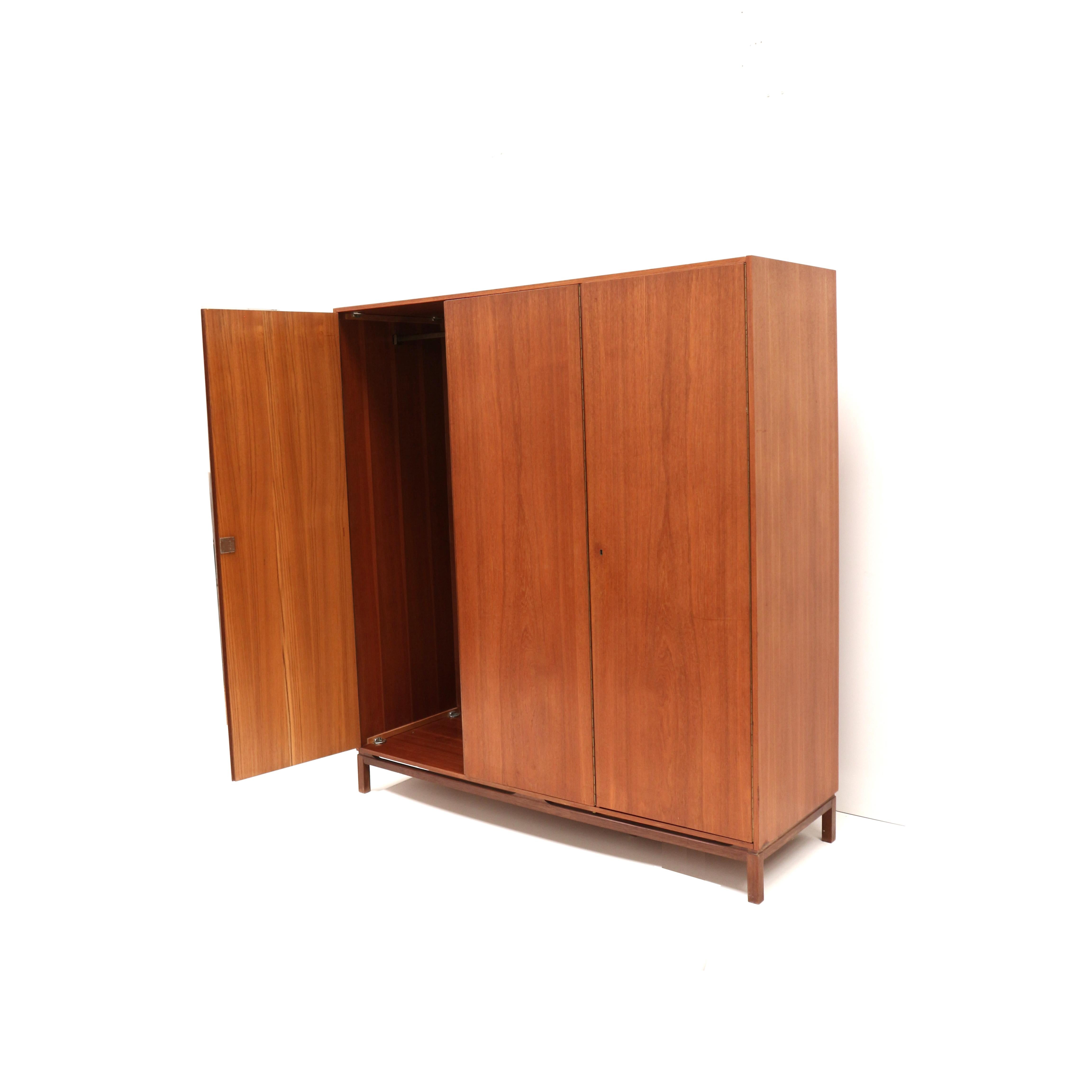 Armario vintage de 3 puertas fabricado en los años 60 en venta 1