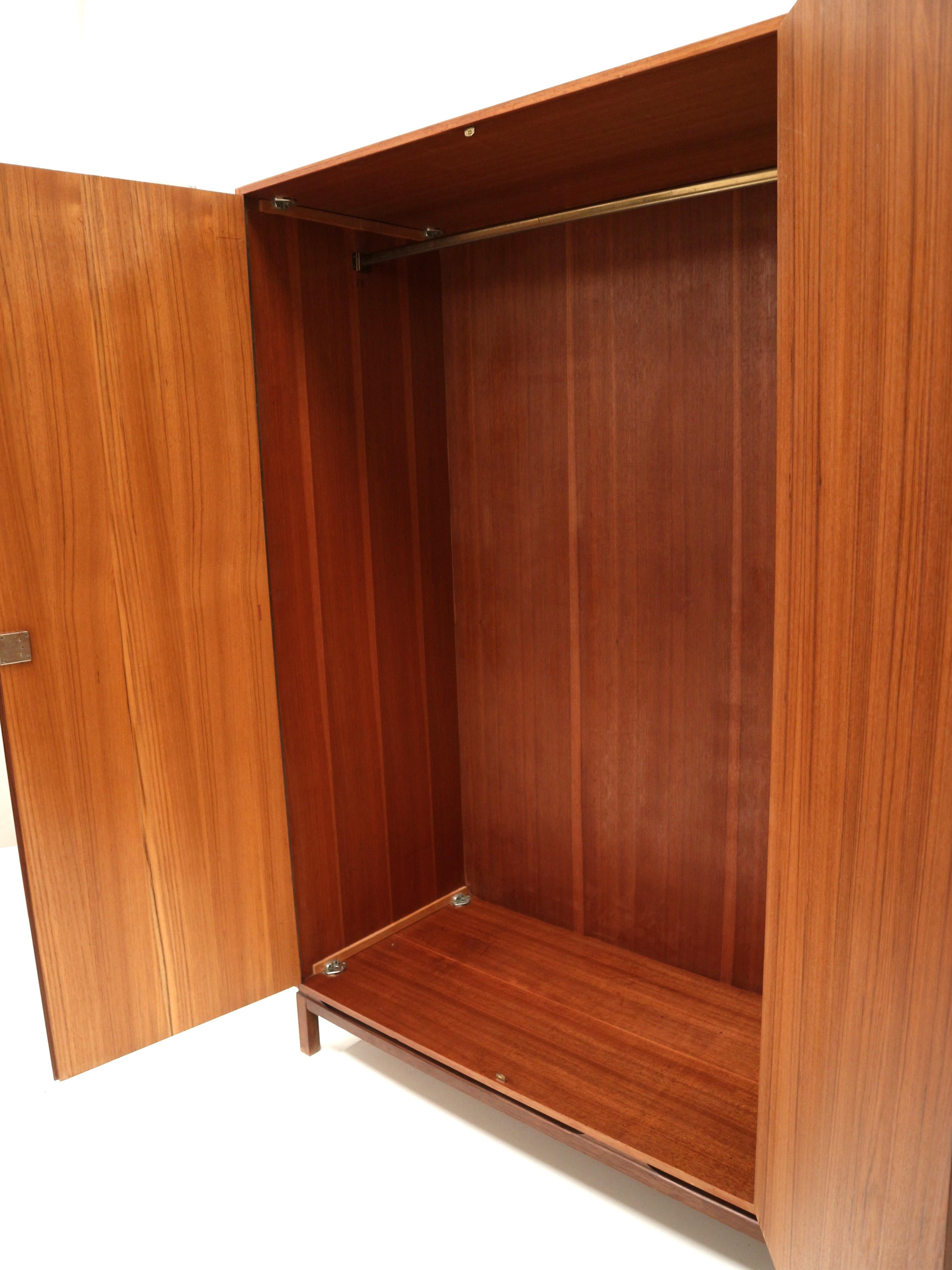 Armario vintage de 3 puertas fabricado en los años 60 en venta 2