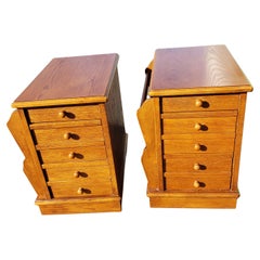 Pareja de mesas auxiliares vintage de roble con 3 cajones y revisteros
