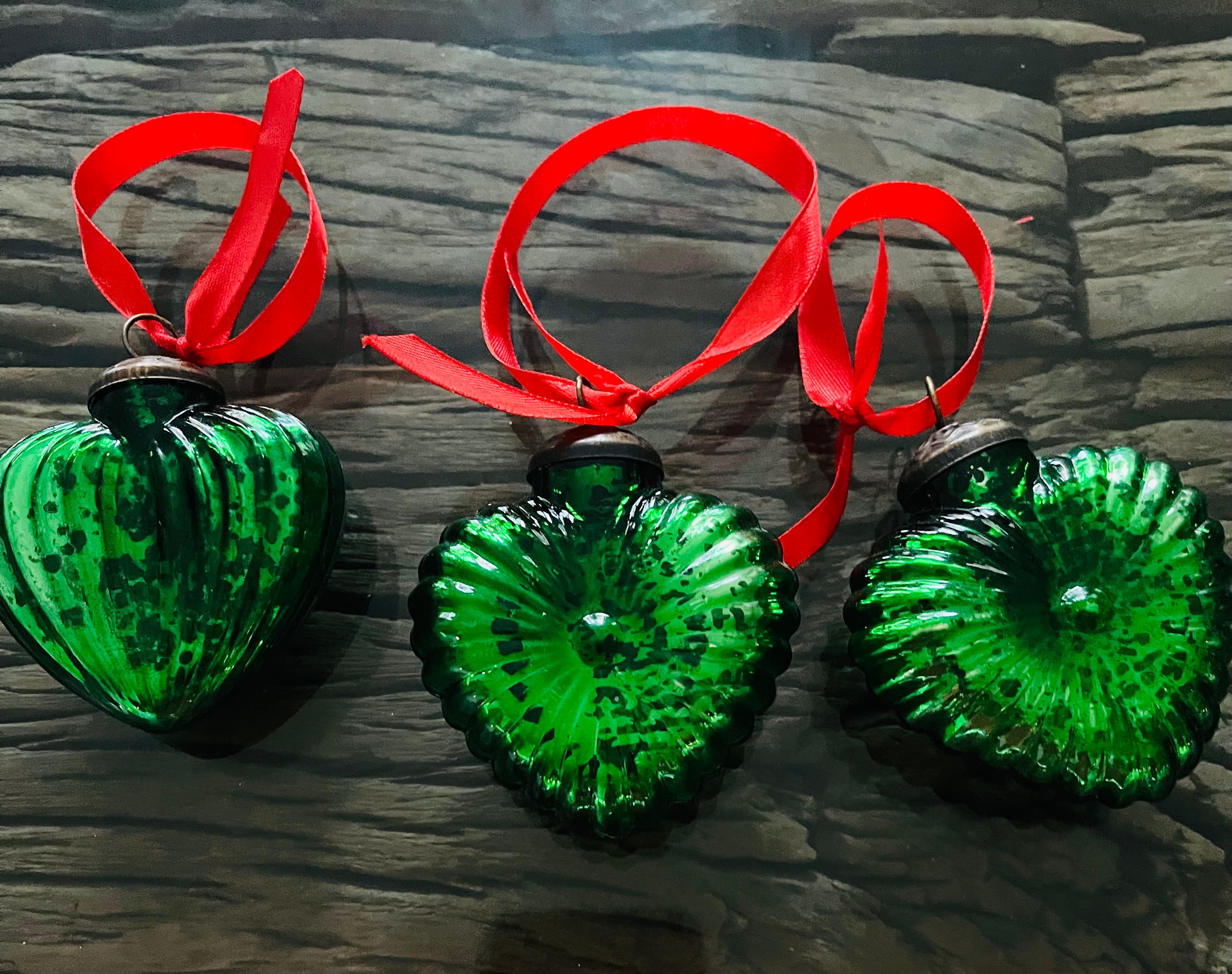 Adornos vintage de 3 corazones de San Valentín de vidrio soplado verde esmeralda. Gran pieza decorativa o regalo.