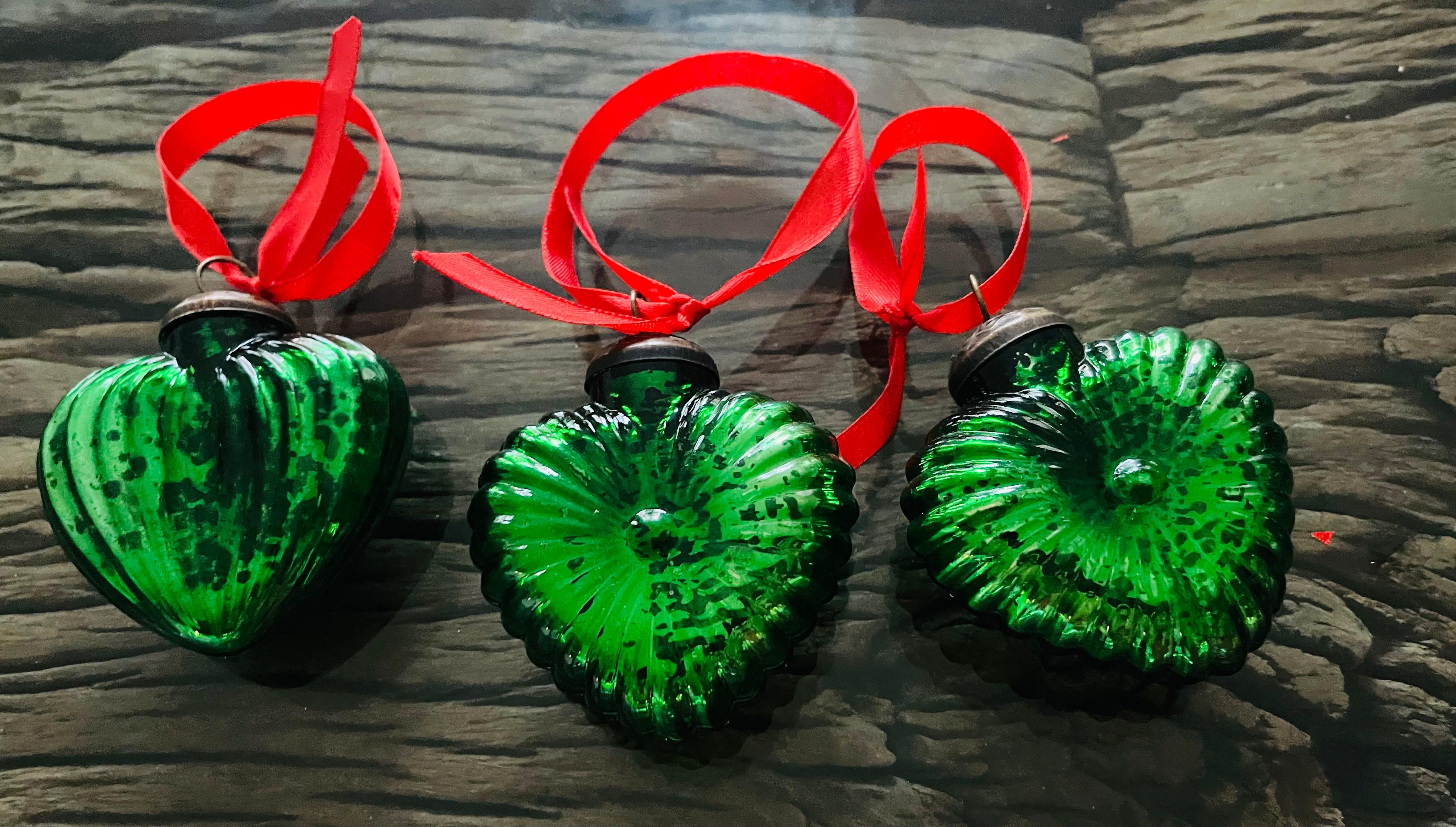 Vintage 3 Corazones de San Valentín de cristal esmeralda Renacimiento neoclásico en venta
