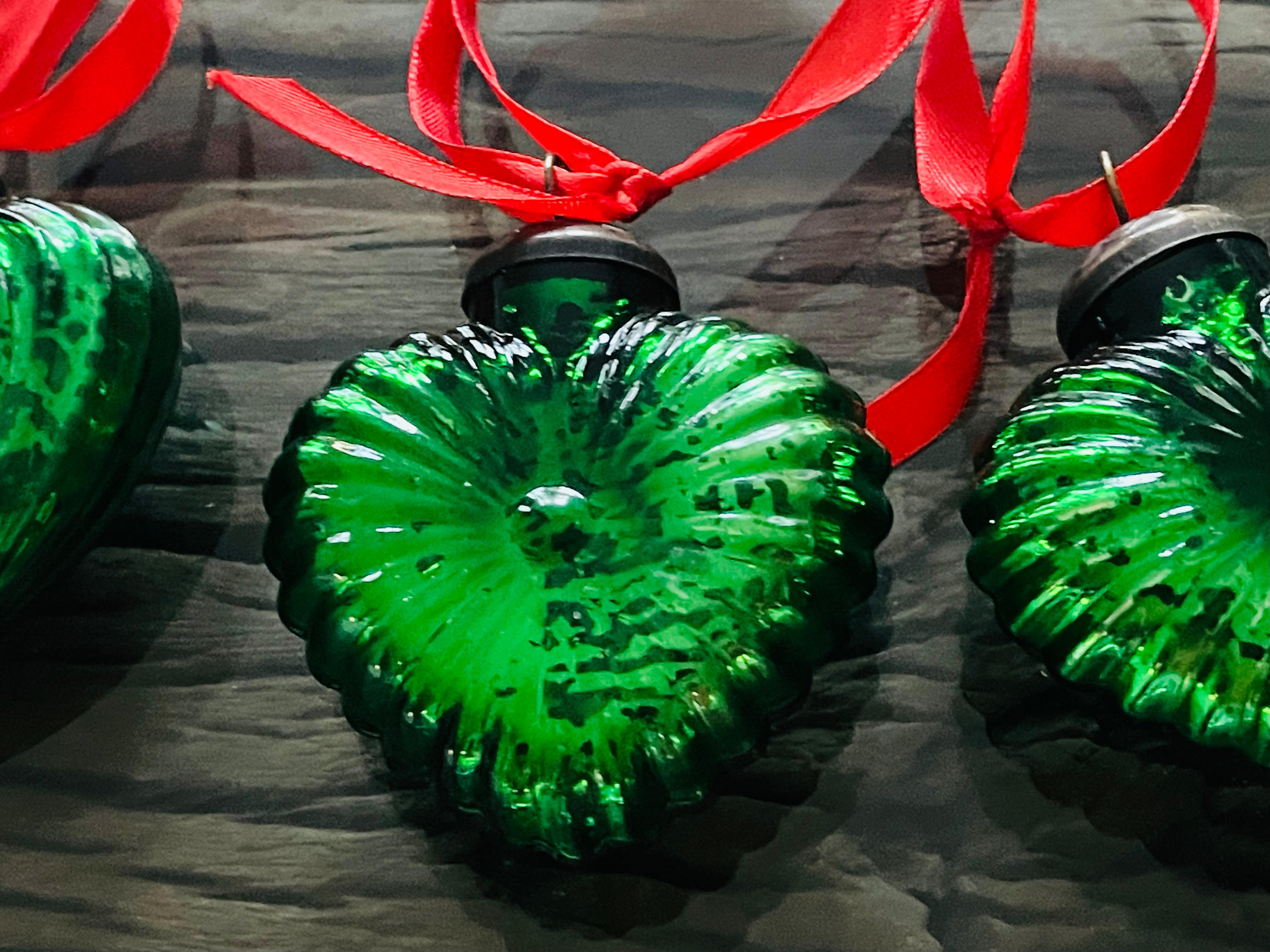 Vintage 3 Corazones de San Valentín de cristal esmeralda Estadounidense en venta