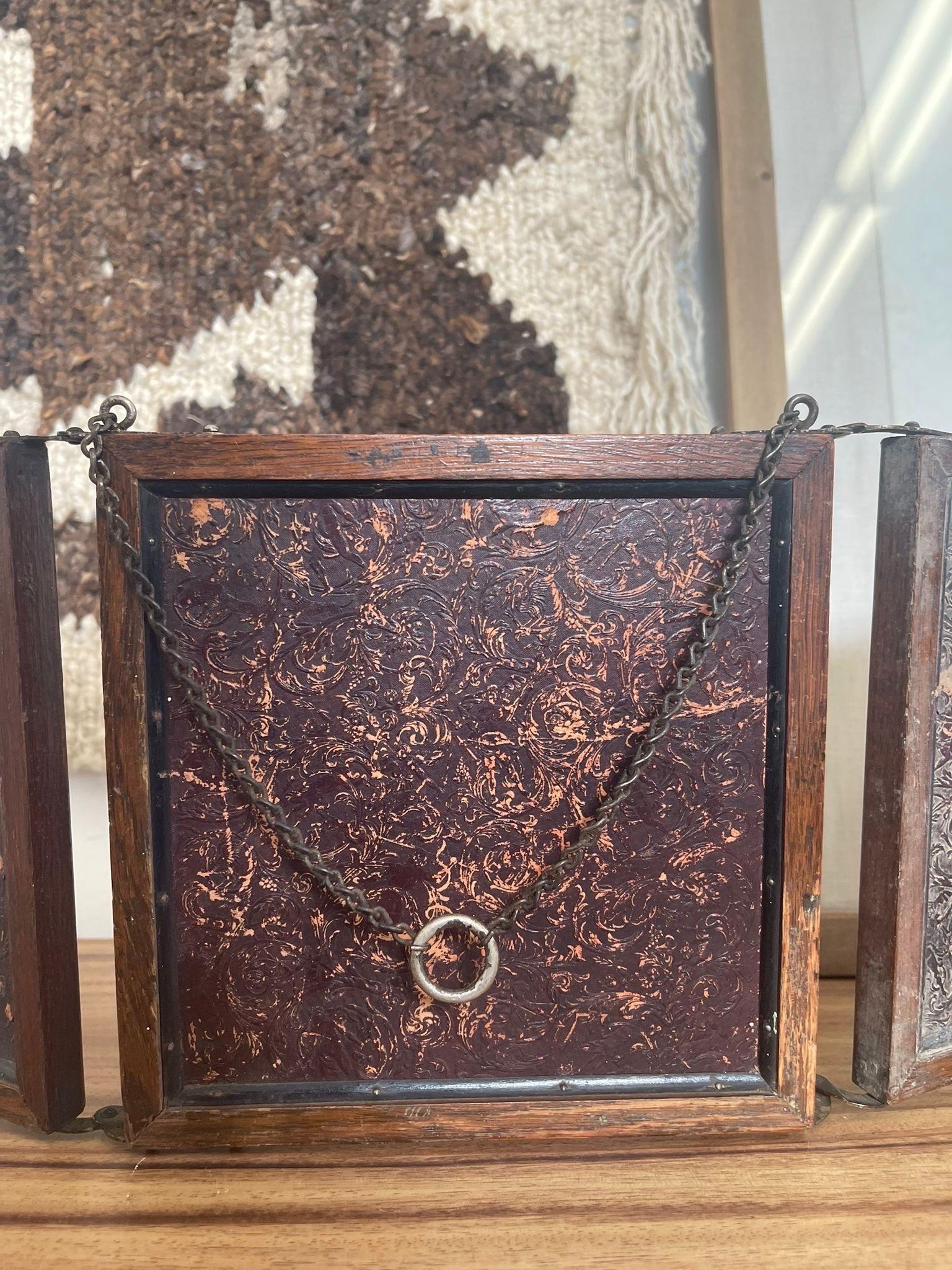 Miroir vintage à 3 plis avec motif floral en bois de cuisson. Bon état - En vente à Seattle, WA