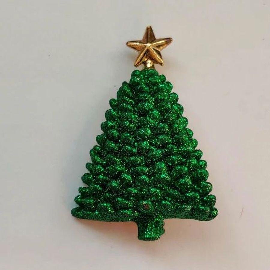 Vintage 3 Multi Design Ornamental Christmas Tree Holiday Brooches Pins In Excellent Condition For Sale In Montreal, QC