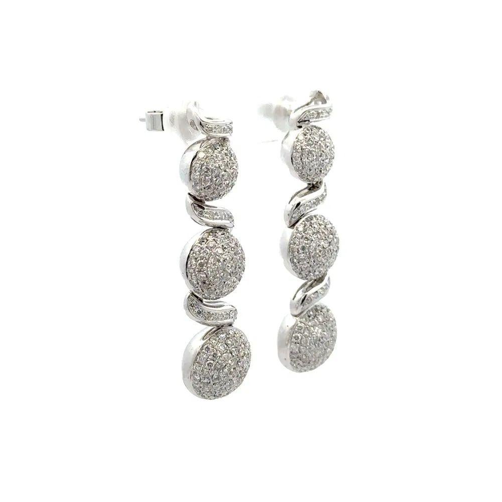 Sencillamente hermoso Pendientes de gota esférica vintage de oro con 3 diamantes pavé. Engastada a mano con diamantes redondos talla brillante de 1,20 tcw. Exquisitamente elaborada a mano en oro blanco de 18 quilates. Mide aprox. 1.4