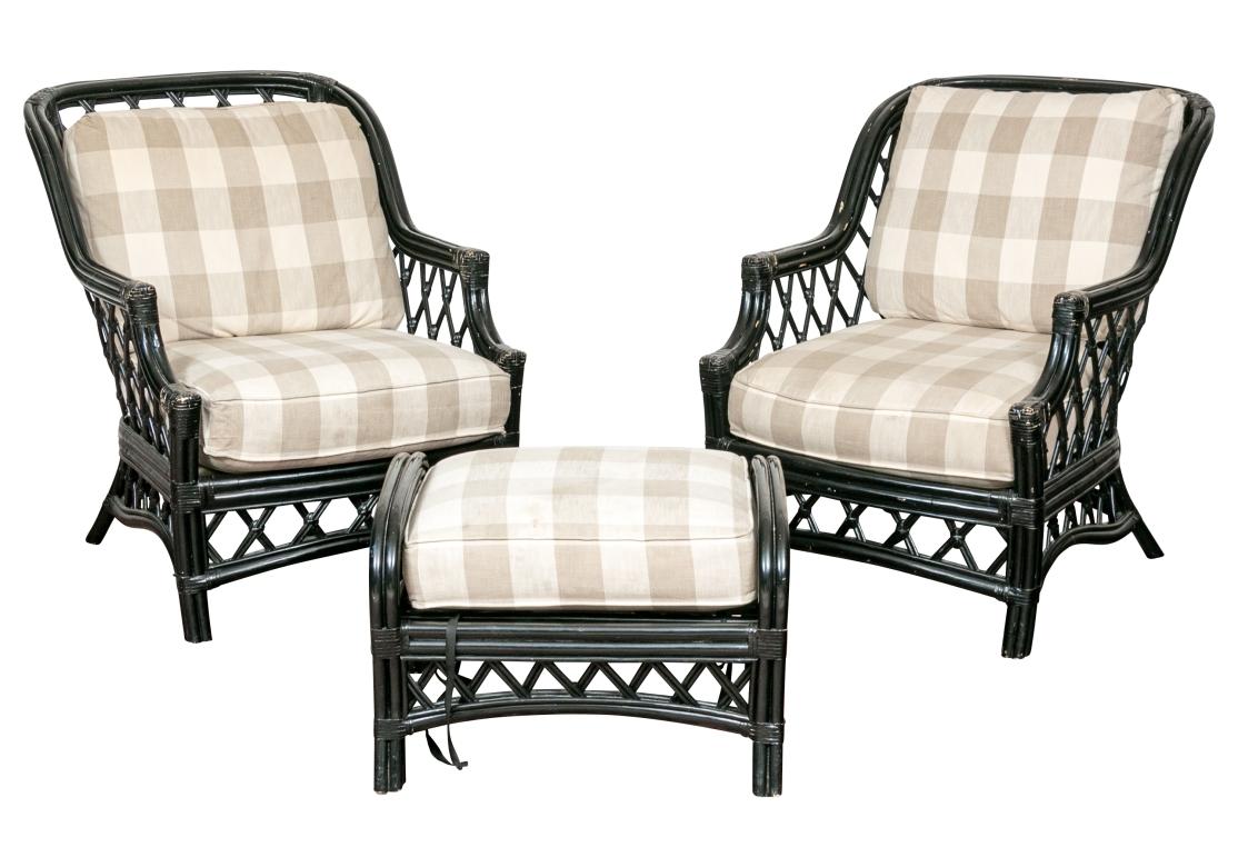Eine dreiteilige Lane's Venture-Terrassengarnitur aus schwarz lackiertem Bambus und Rattan mit hübschen, hohen Rückenlehnen und durchbrochenen Gittern. Dazu cremefarbene und beige-braune Büffelkaro-Kissen. 

Abmessungen: 
Stühle: 36 1/2