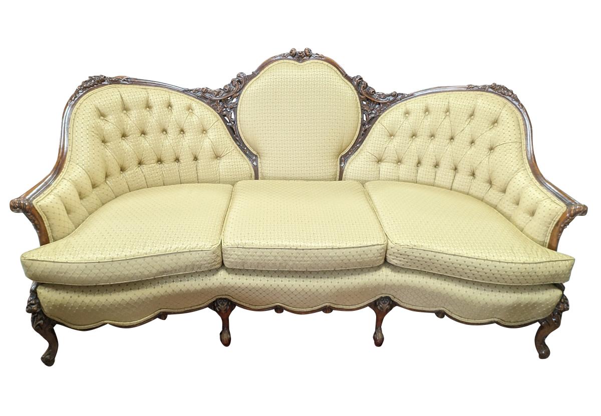 Gorgeous Vintage 3 Piece French Style Parlor Set, Upholstered
Absolutely gorgeous
Sofa and 2 Armchairs
Carved wood frames
Removable seat cushions
Button tufting
Fronts are upholstered in a diamond pattened gold fabric
Backs upholstered in a light