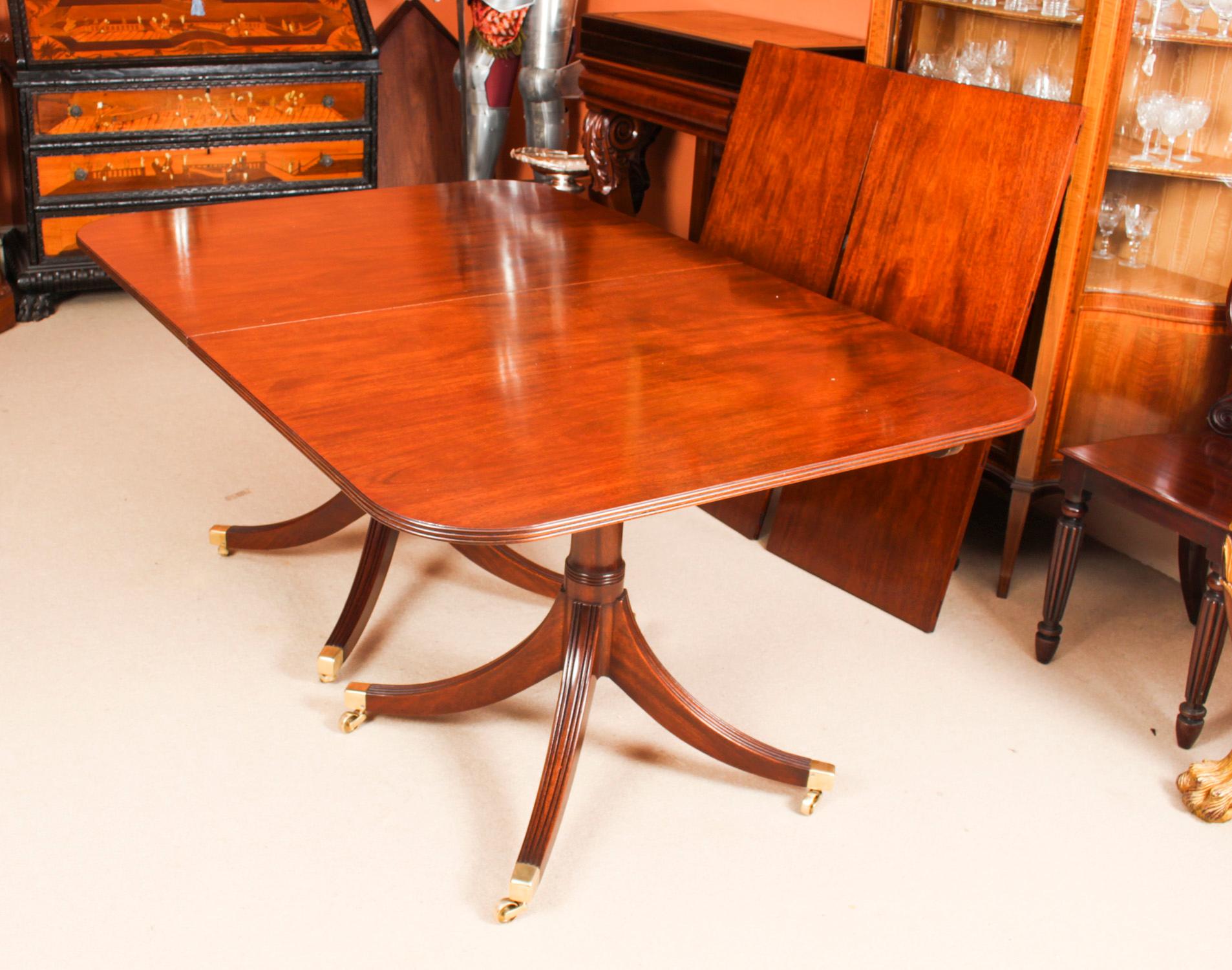 This is a fabulous Vintage dining set comprising a Regency style dining table and a set of six shield back dining chairs, by William Tillman, Circa 1975 in date.

The table is made of stunning solid flame mahogany and is raised on two 