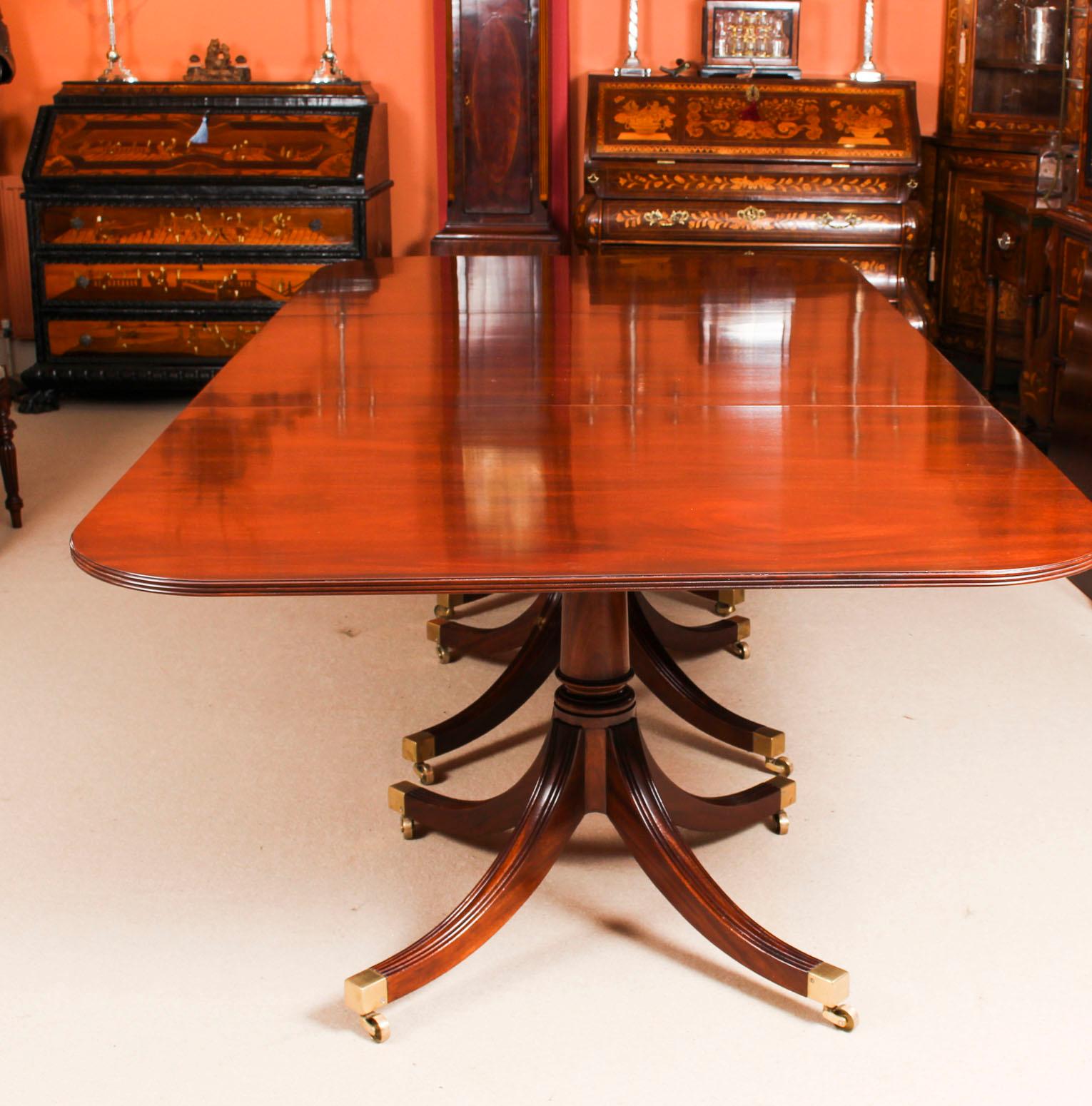 Vintage 3 Pillar Dining Table by William Tillman and 12 Chairs, 20th Century In Good Condition In London, GB