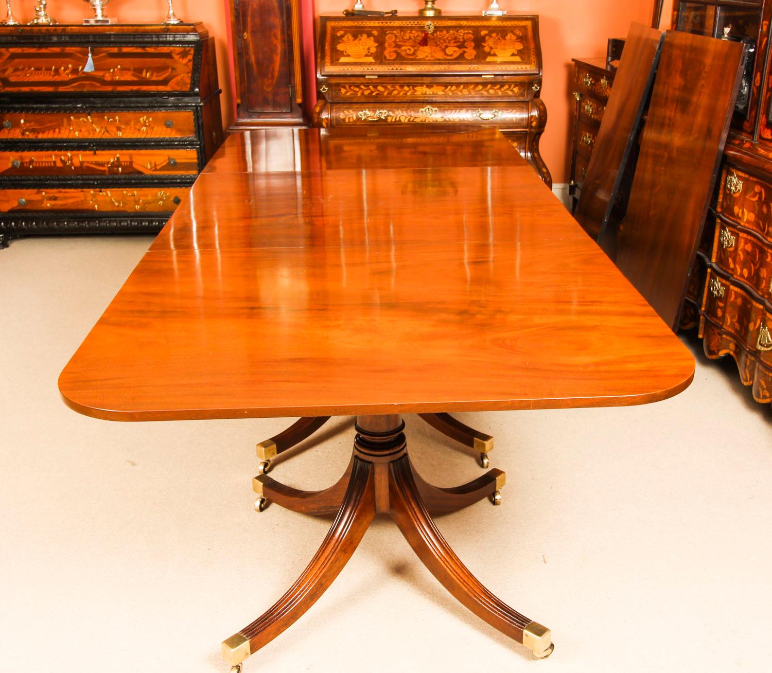 Vintage 3 Pillar Dining Table by William Tillman & 12 dining chairs 20th C In Good Condition In London, GB