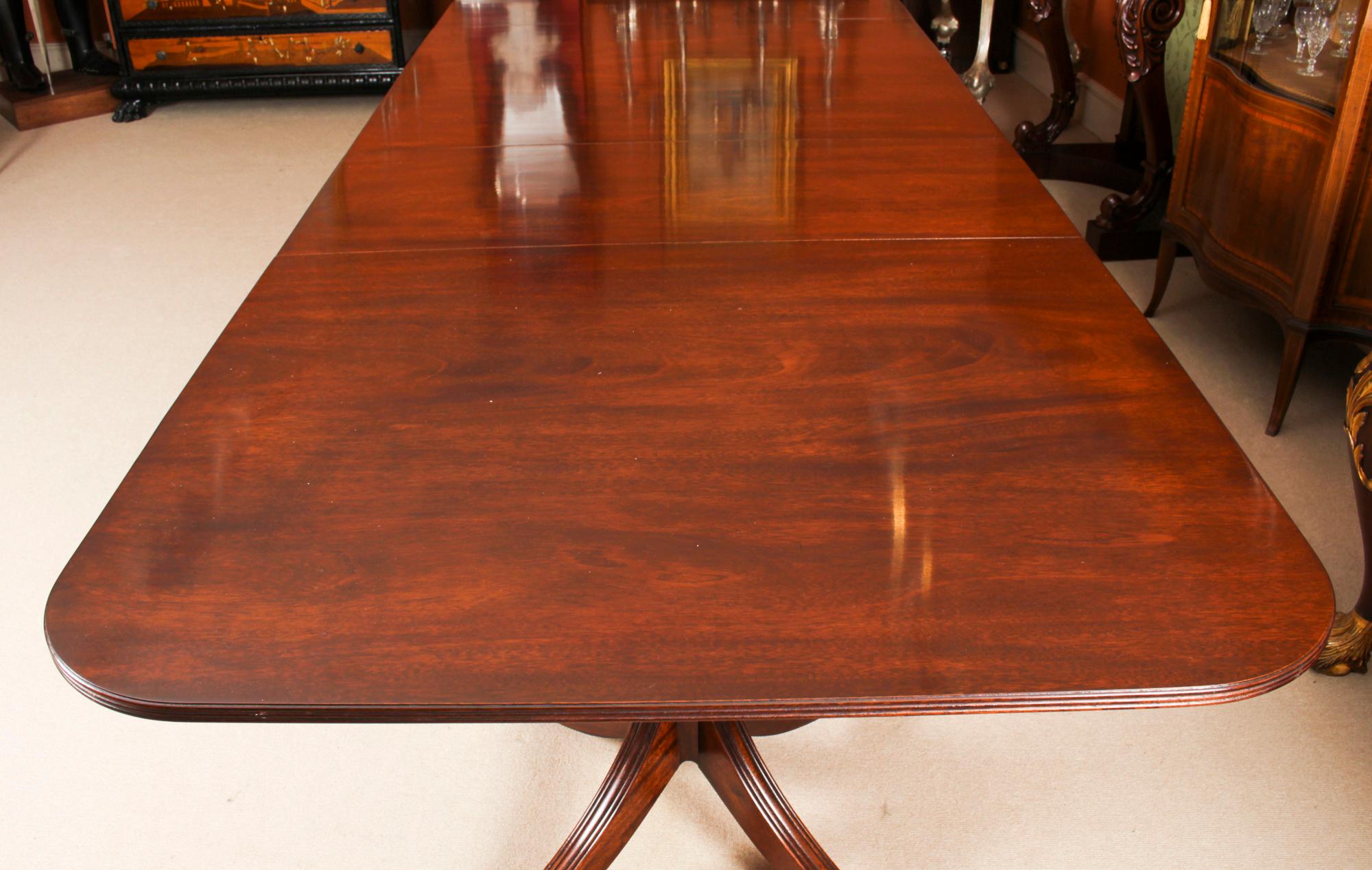 Vintage 3 Pillar Dining Table by William Tillman & 12 Dining Chairs 20th C In Good Condition In London, GB