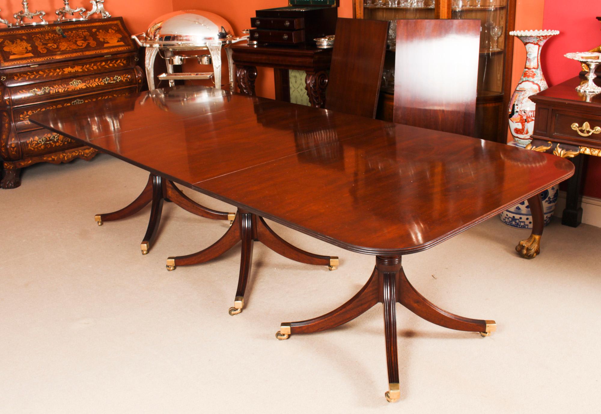 Vintage 3 Pillar Dining Table by William Tillman & 12 Hepplewhite Chairs 20th C In Good Condition In London, GB
