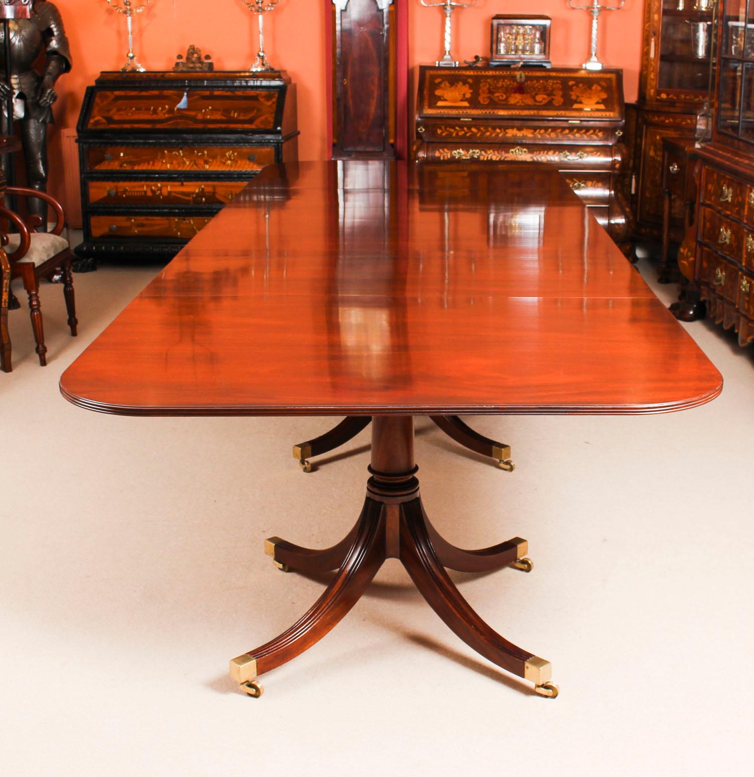 3 Pillar Dining Table by William Tillman 20th Century & 10 Chairs 19th Century In Good Condition In London, GB