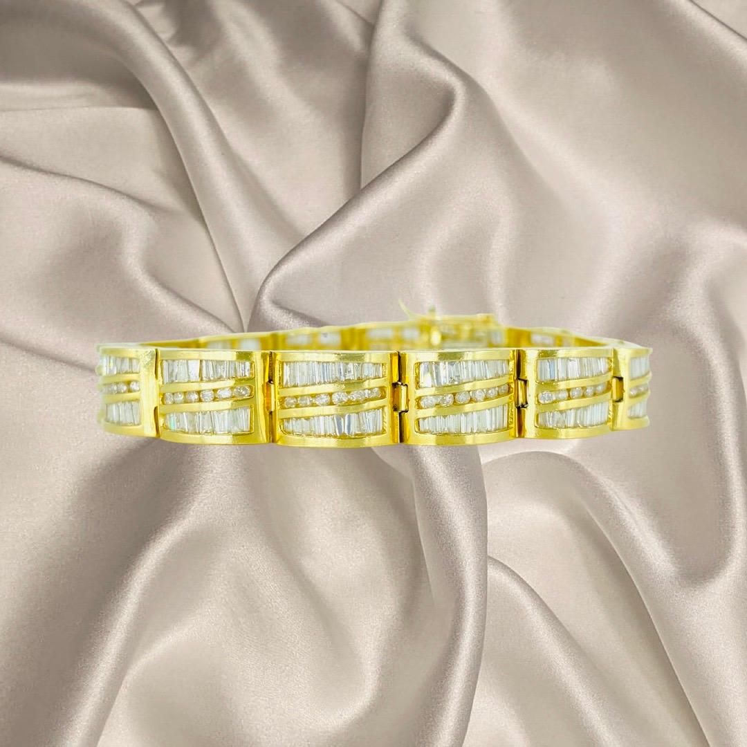 Bracelet tennis vintage à 3 rangées de diamants ronds et baguettes de 17 carats en or 14k. Fabriqué sur mesure par un designer haut de gamme dans les années 1970. Le bracelet comporte à la fois des diamants ronds et des diamants baguettes effilés.
