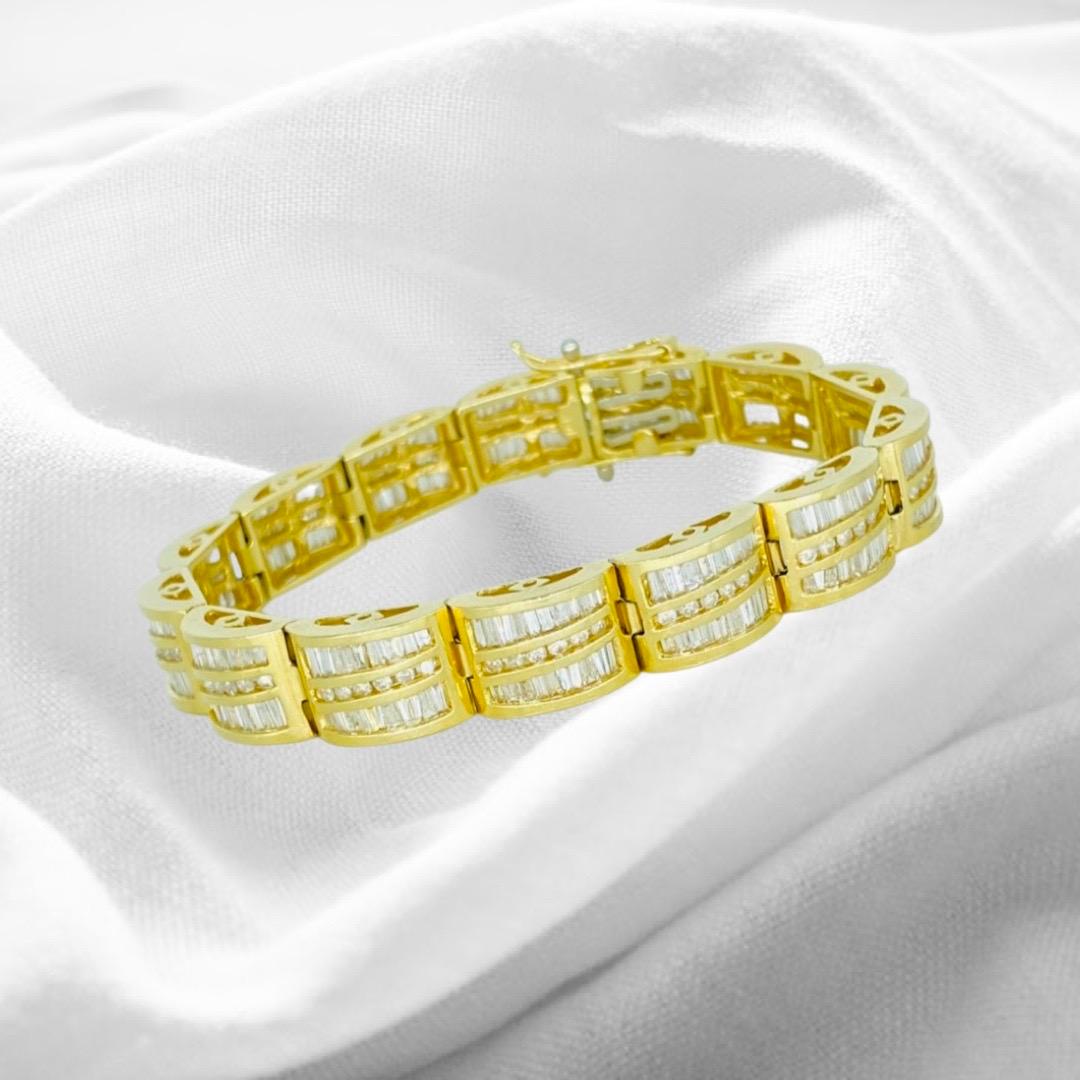 Bracelet tennis vintage en or 14 carats avec diamants taille ronde et baguette de 17 carats en vente 1