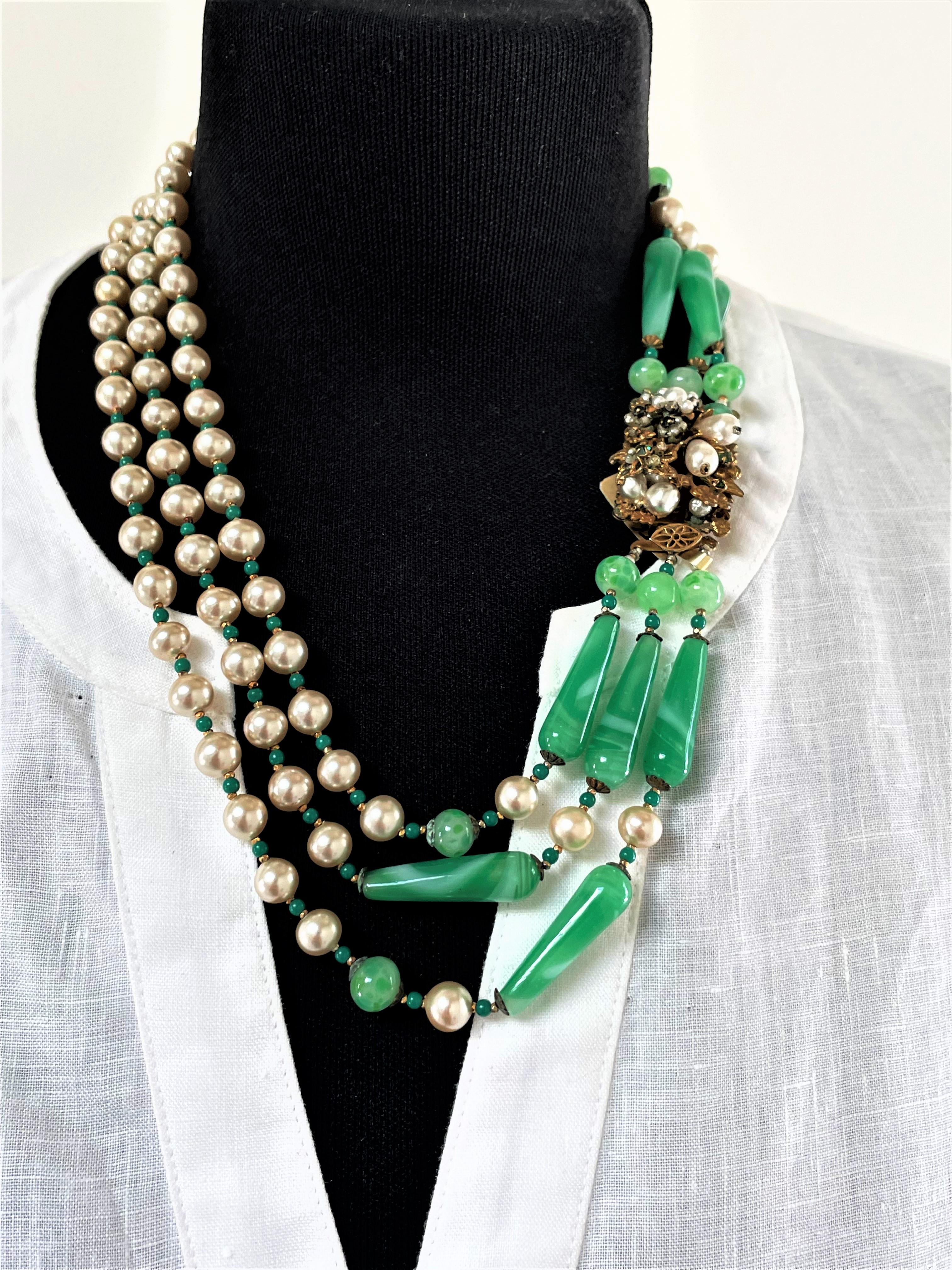 
Una bellissima collana estiva a tre fili con perle false di giada allungate e perle false molto belle. Clap molto decorativi e di ottima fattura, firmati  Original by Robert' USA 1940. Nelle ultime foto sono decorate 2 catene, che si adattano molto