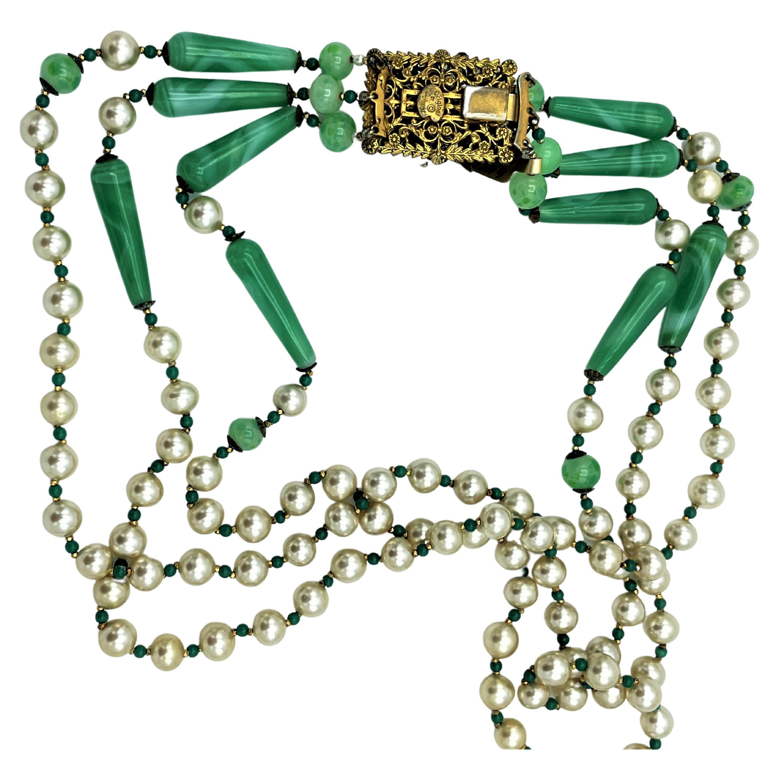 Vintage 3 row necklace by Robert with faux jade and faux pearls USA 1940s  In Excellent Condition For Sale In Stuttgart, DE