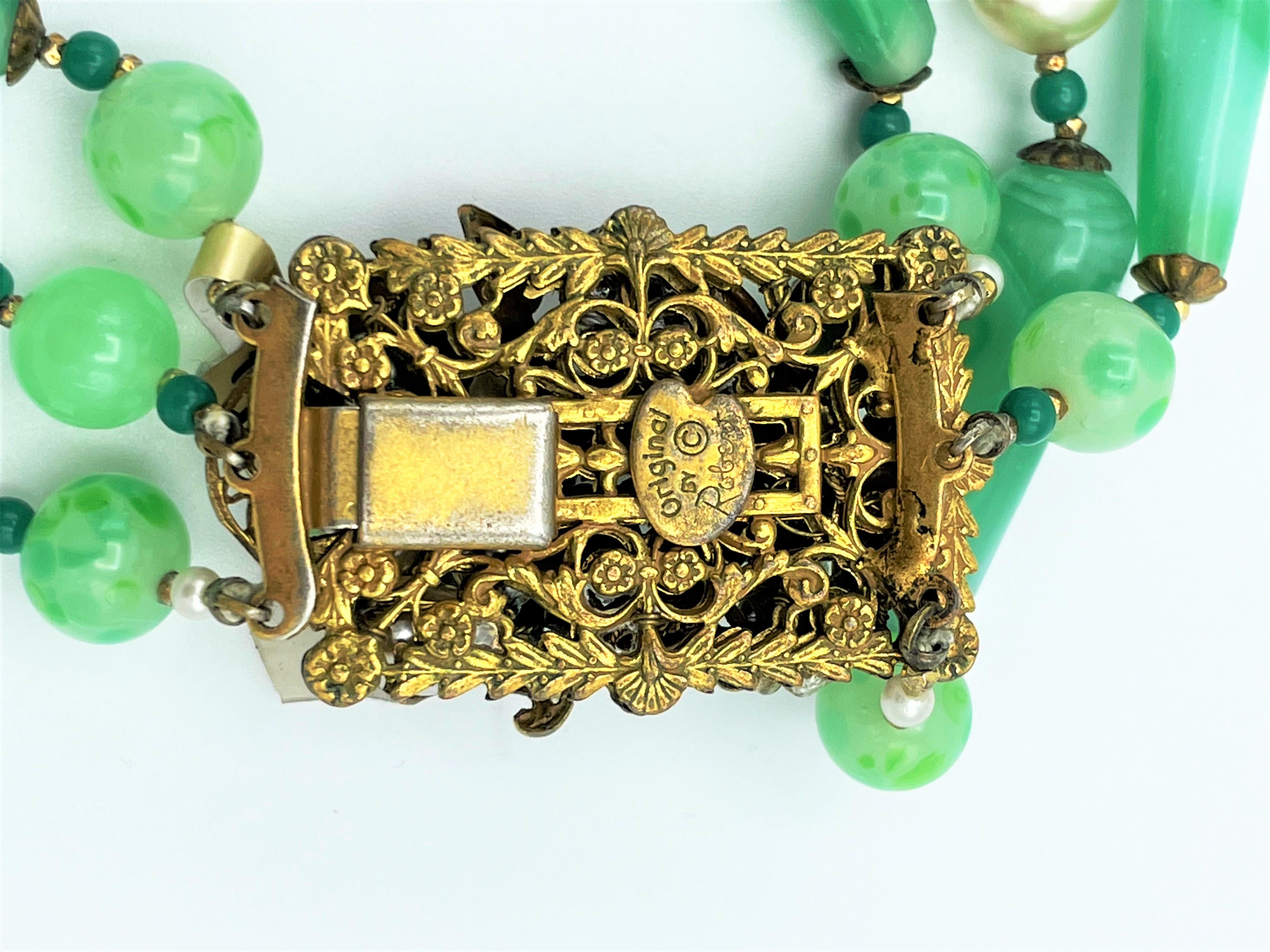 Collana vintage a tre file di The Row con finta giada e finte perle USA anni '40 in vendita 1