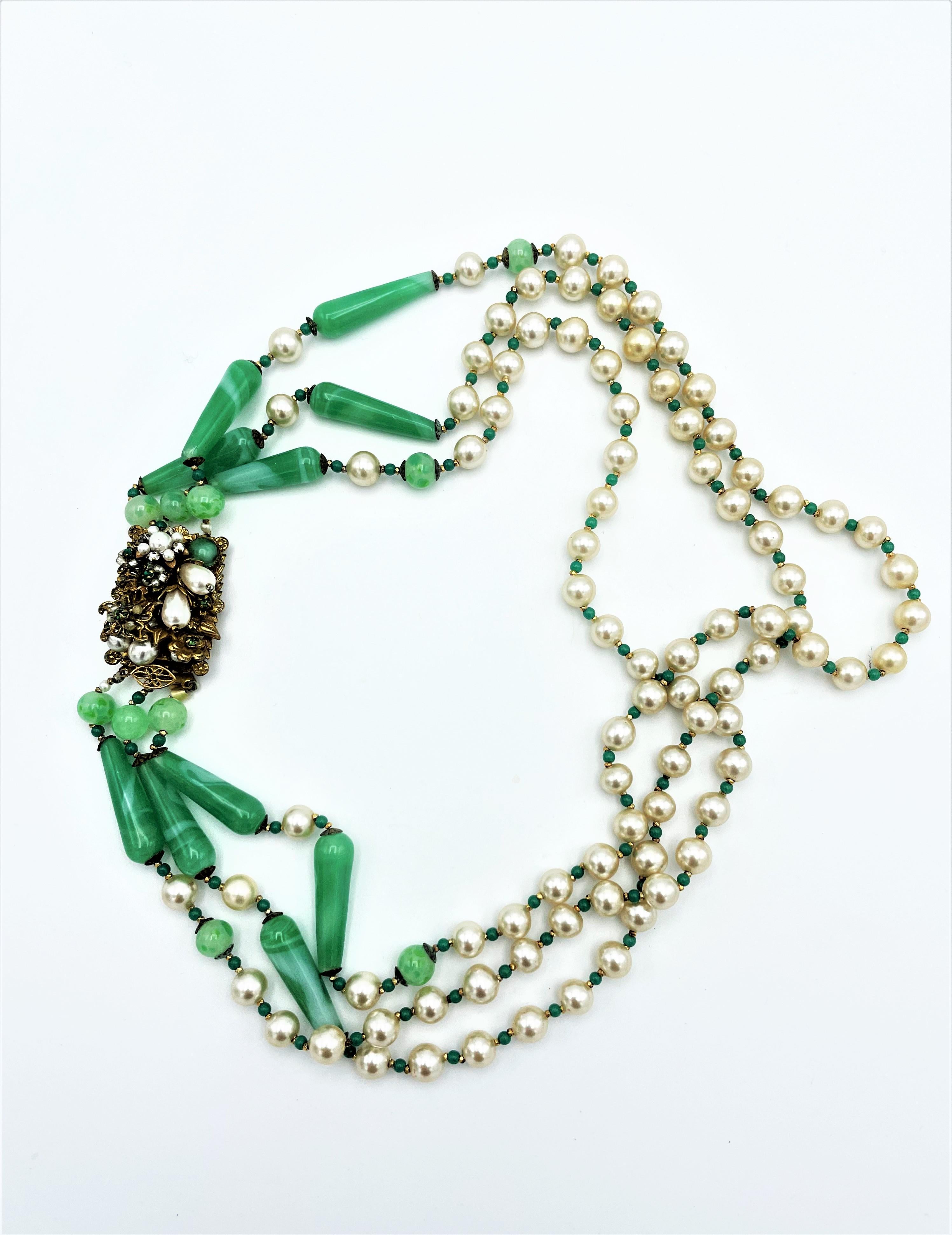 Collana vintage a tre file di The Row con finta giada e finte perle USA anni '40 in vendita 3