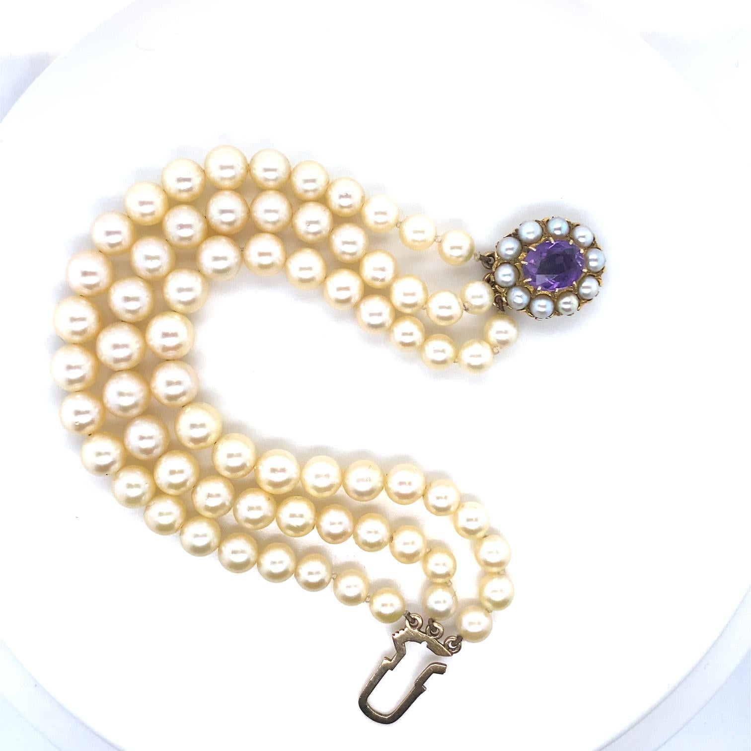 A vintage 3 row pearl and amethyst 9 karat yellow gold bracelet. Circa 1960

Designed as an elegant three row bracelet, each of the rows comprises of double knotted cultured pearls graduating in size from 5.5mm to 8mm approximately.

Finished with