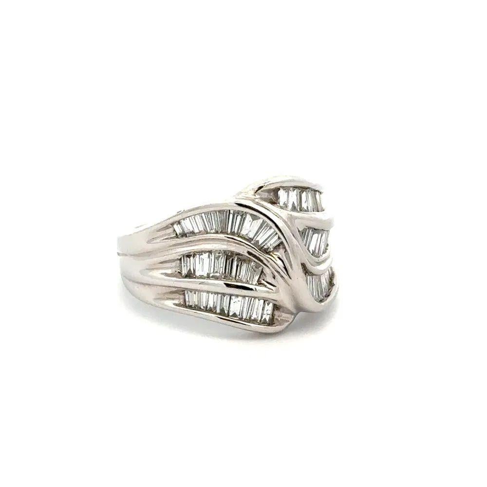 Einfach schön! Vintage 3 Row Gold Swirl Baguette Diamant Gold 14,2mm Band Ring. Sicher von Hand gefasst mit Baguette-Diamanten, mit einem Gewicht von ca. 1,50 tcw. Handgefertigte 14K Weißgold Fassung. Ring Größe 7, wir bieten Ring Größe ändern. In