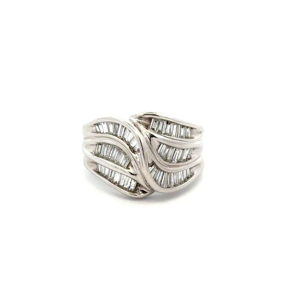 Goldring, 3reihiger Baguette-Diamant-Goldring mit Wirbel (Baguetteschliff) im Angebot