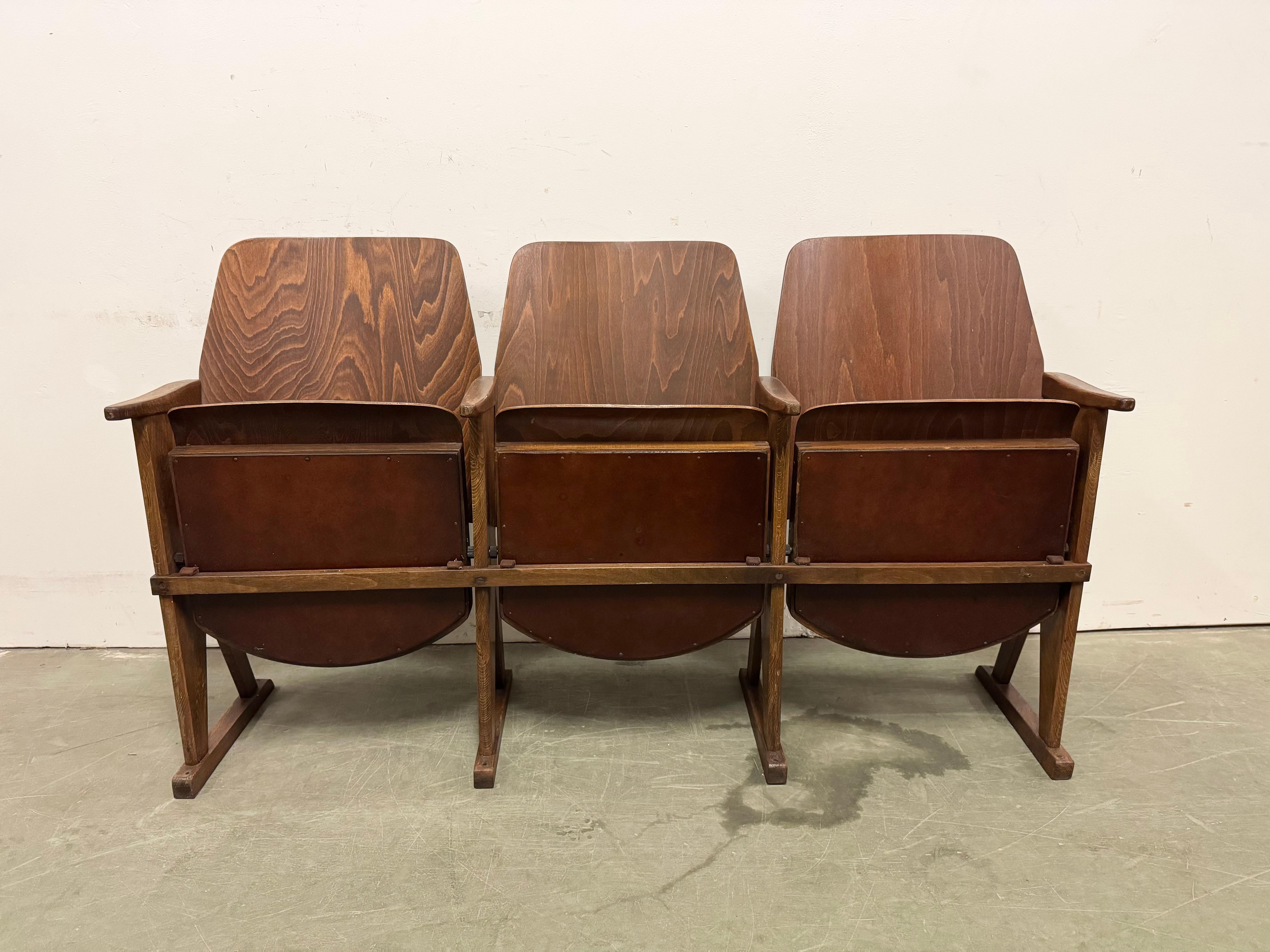 Diese dreisitzige Kinobank wurde in den 1960er Jahren von Ton (früher Thonet) in der Tschechoslowakei hergestellt. Die Stühle sind stabil und können überall aufgestellt werden. Es besteht aus Buchenholz (teils massiv, teils aus furniertem