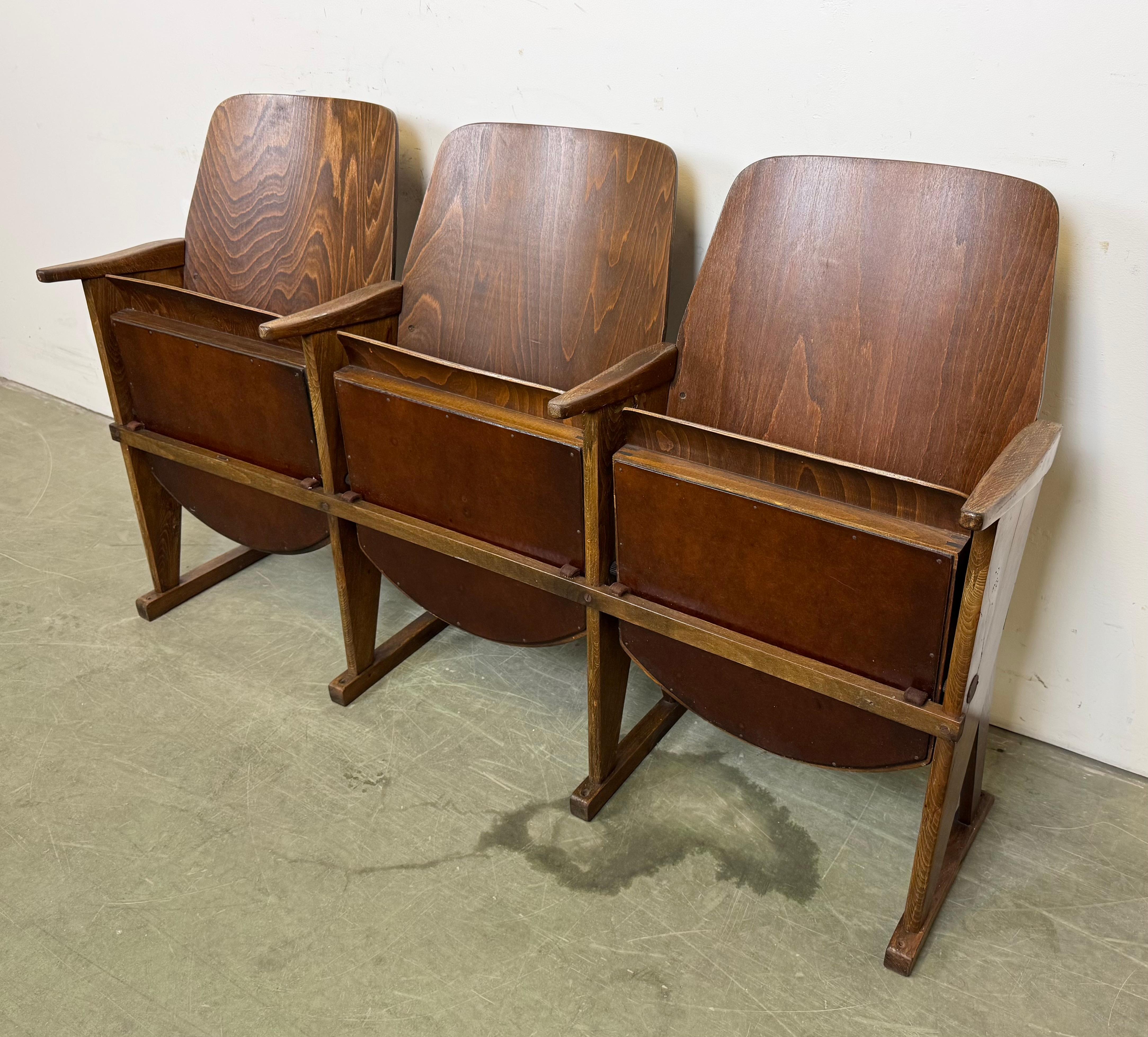 Vintage 3-sitzige Kino-Theaterbank aus Ton, 1960er Jahre im Zustand „Gut“ im Angebot in Kojetice, CZ