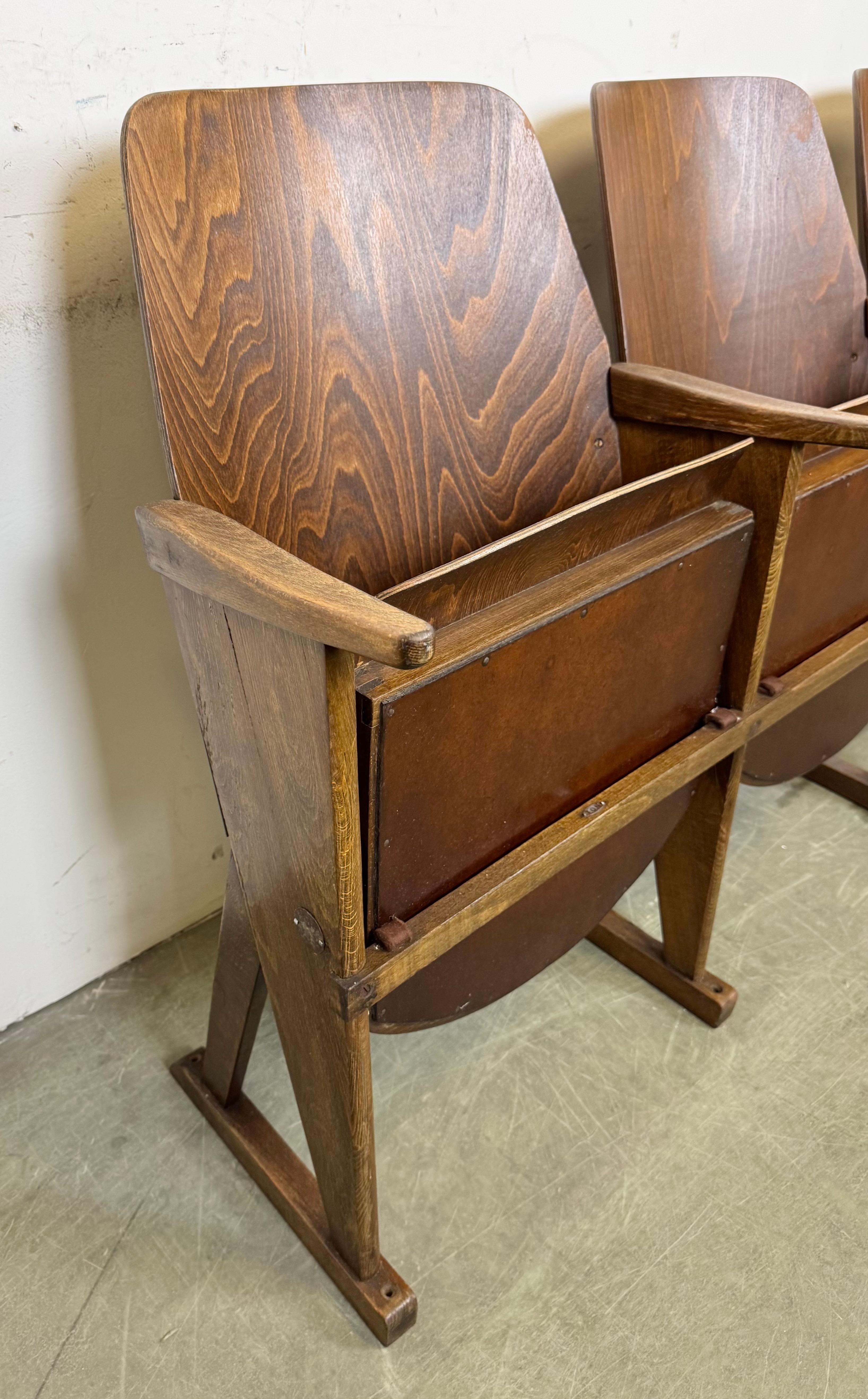 Vintage 3-sitzige Kino-Theaterbank aus Ton, 1960er Jahre (Holz) im Angebot