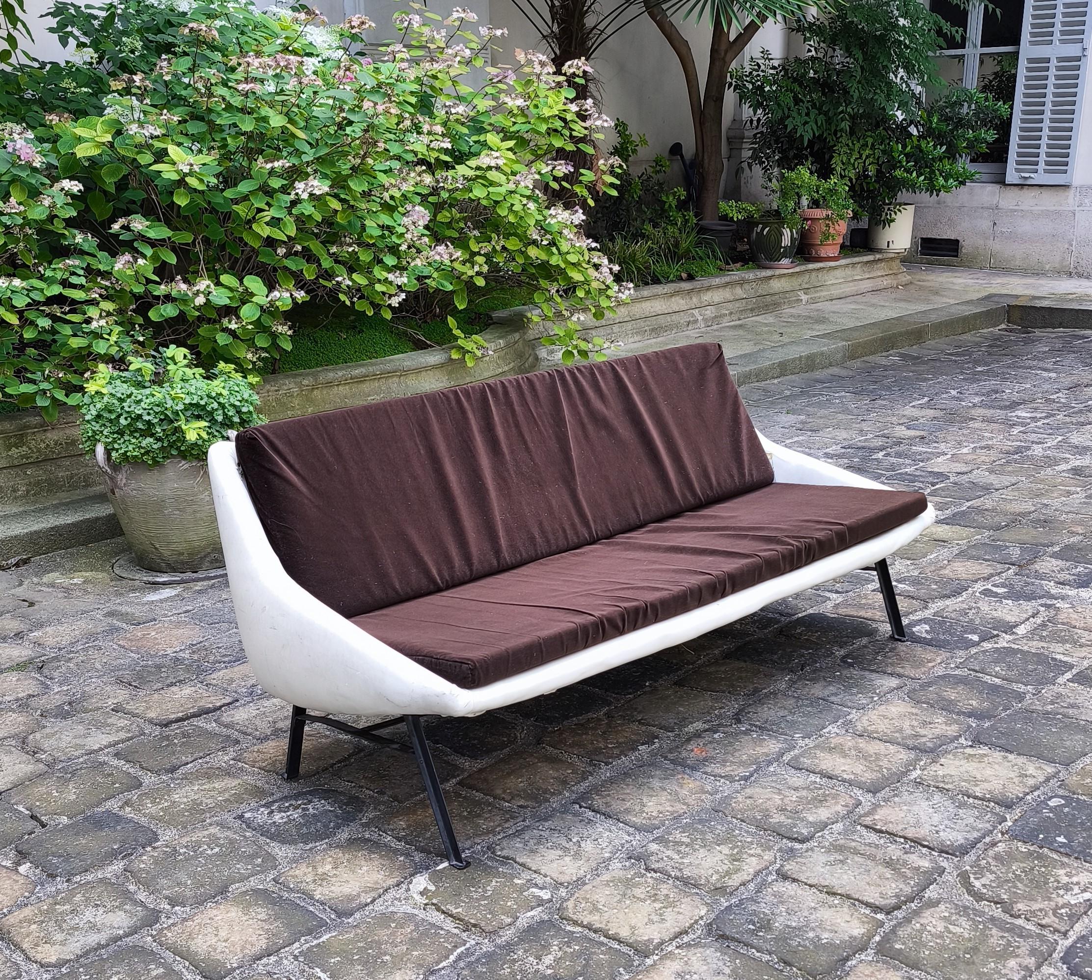 Joseph André MOTTE (1925-2013) & STUDIO STEINER (Hersteller).
.
Seltenes Dreisitzer-Sofa, Modell 800, aus dem Jahr 1958, mit mattschwarz lackiertem Stahlgestell und gerader Rückenlehne auf einem sehr seltenen Originalsockel (die meisten wurden mit