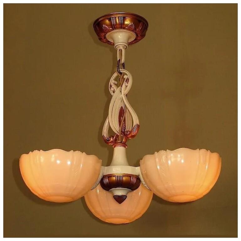Möglicherweise ist mehr als eine verfügbar.
In den Originalfarben Creme und Antique Golden restauriert.  Diese Leuchte mit 3 Schirmen vermittelt den raffinierten Stil der Designer vergangener Zeiten.  Die Lampenschirme sind aus hochwertigem