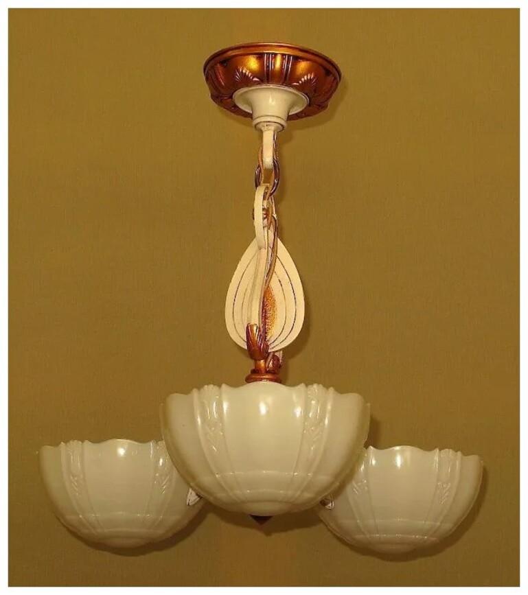Vintage 3 Slip Shade Antike Beleuchtung Leuchte mit Custard Glas im Zustand „Gut“ im Angebot in Prescott, US