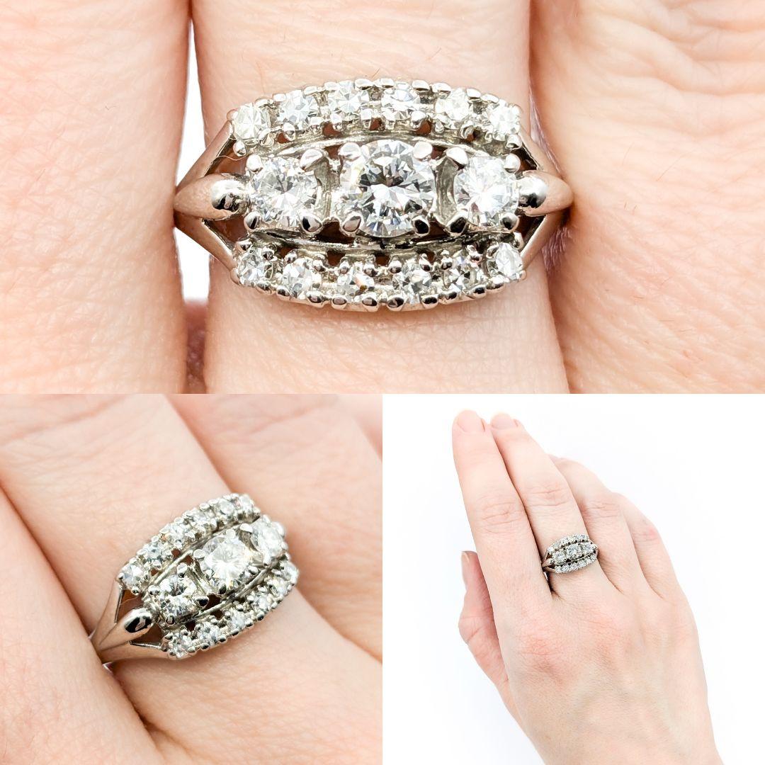 Vintage 3-Stein-Diamant-Akzent-Ring aus Weißgold

Wir präsentieren diesen wunderschönen Vintage Ring aus 14 Karat Weißgold. In der Mitte des Rings befindet sich ein runder Diamant mit einem Gewicht von 0,88 ct, der die Eleganz und Handwerkskunst der