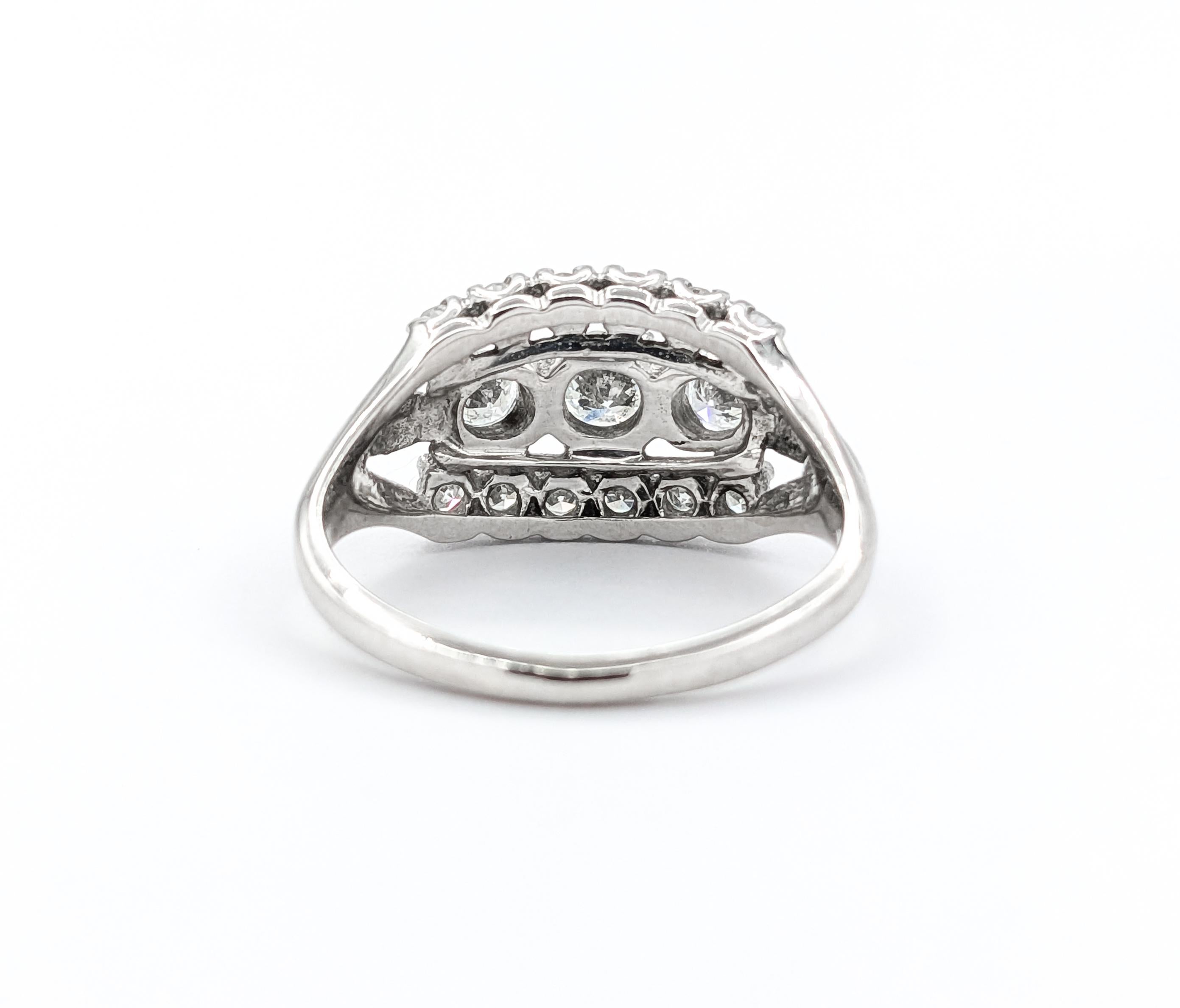 Vintage 3-Stein-Diamant-Akzent-Ring aus Weißgold im Zustand „Hervorragend“ in Bloomington, MN