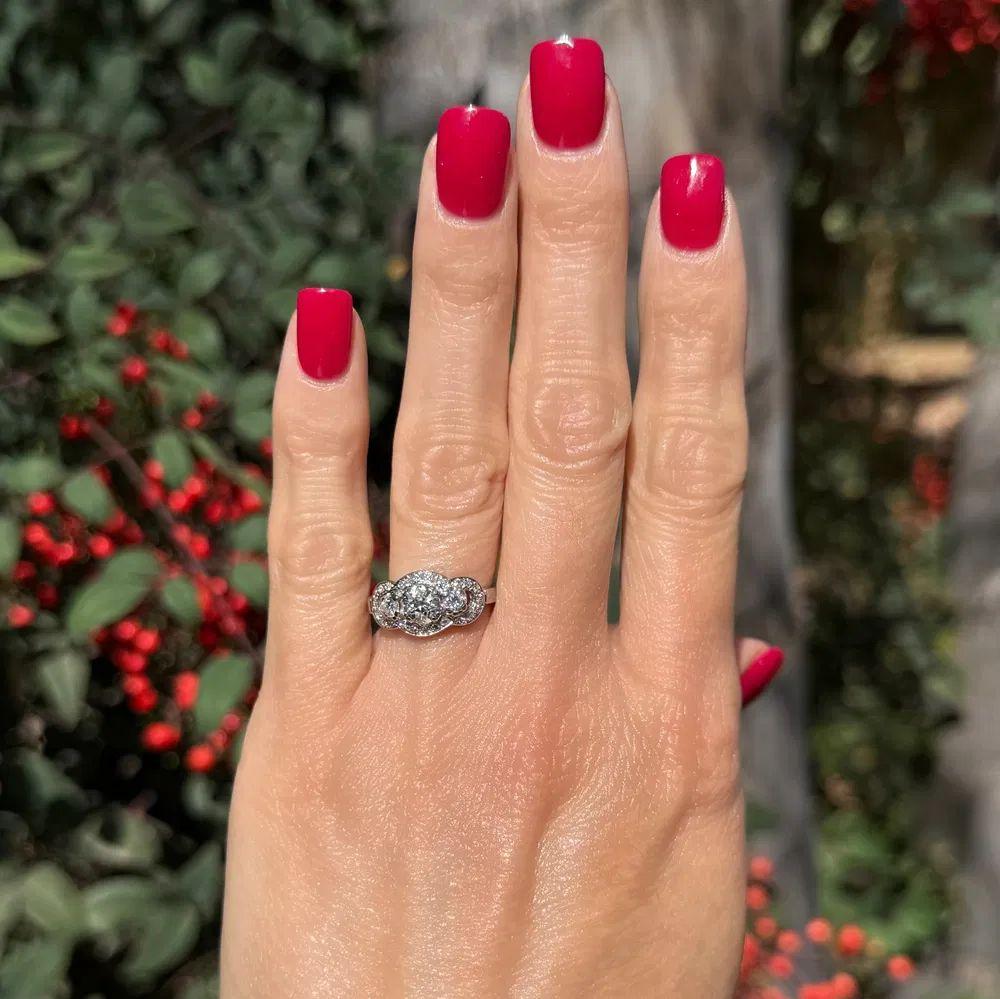 Moderniste Vintage 3 Stone Diamond Platinum and Gold Mid Century Modern Ring (bague moderne du milieu du siècle en platine et or) en vente