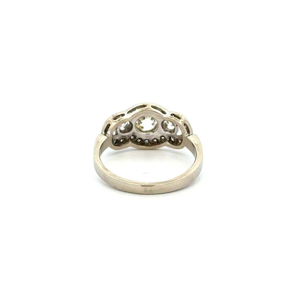 Vintage 3 Stone Diamond Platinum and Gold Mid Century Modern Ring (bague moderne du milieu du siècle en platine et or) Excellent état - En vente à Montreal, QC