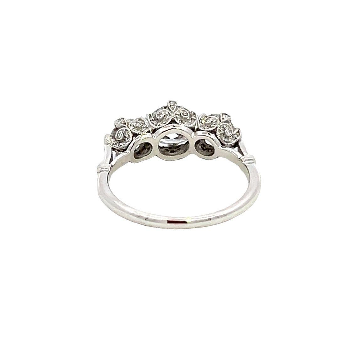 Edoardiano Anello vintage con 3 pietre di diamante e montatura in platino con diamanti incrostati in vendita