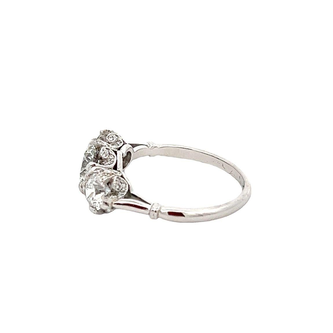 Taglio rotondo Anello vintage con 3 pietre di diamante e montatura in platino con diamanti incrostati in vendita