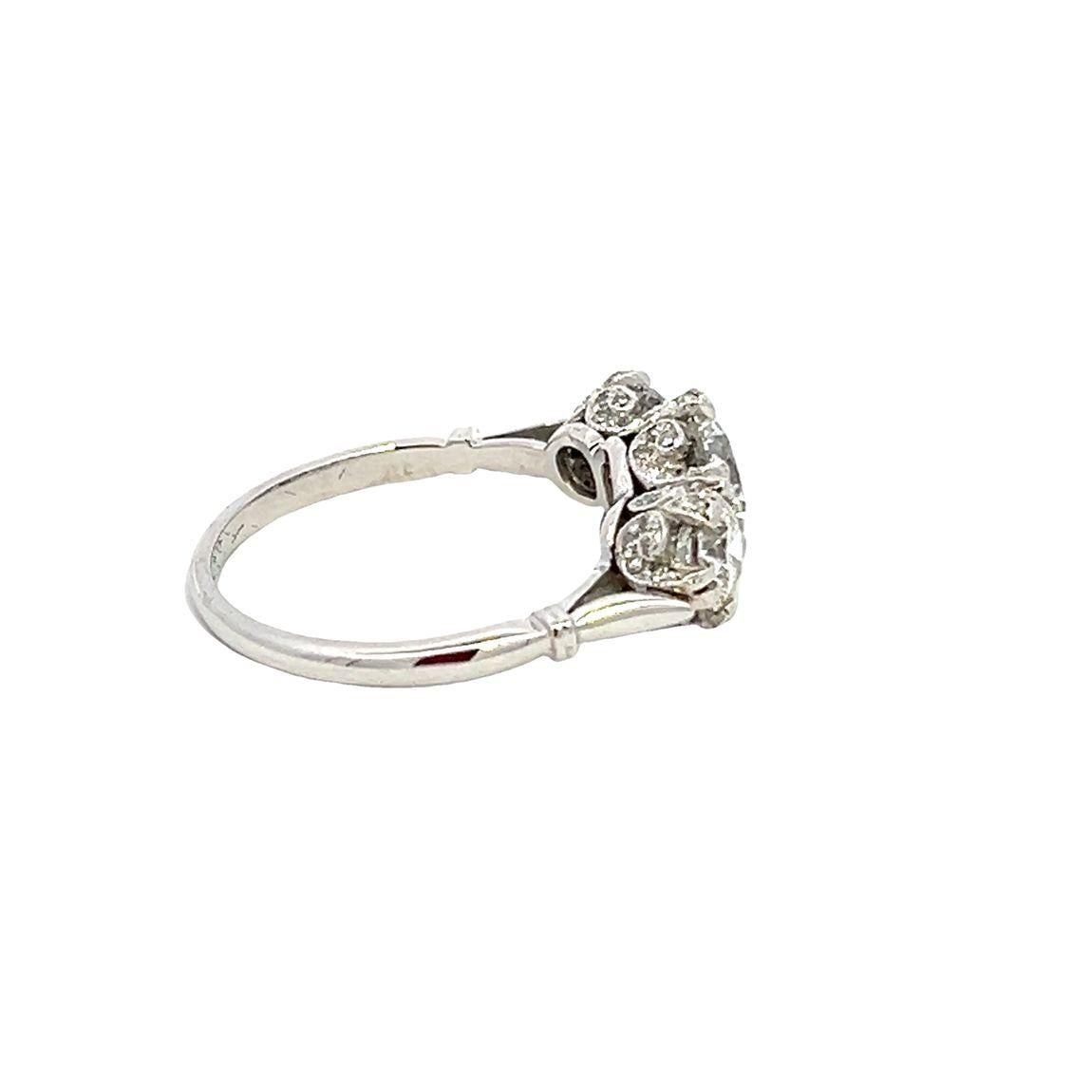 Anello vintage con 3 pietre di diamante e montatura in platino con diamanti incrostati In condizioni buone in vendita a London, GB